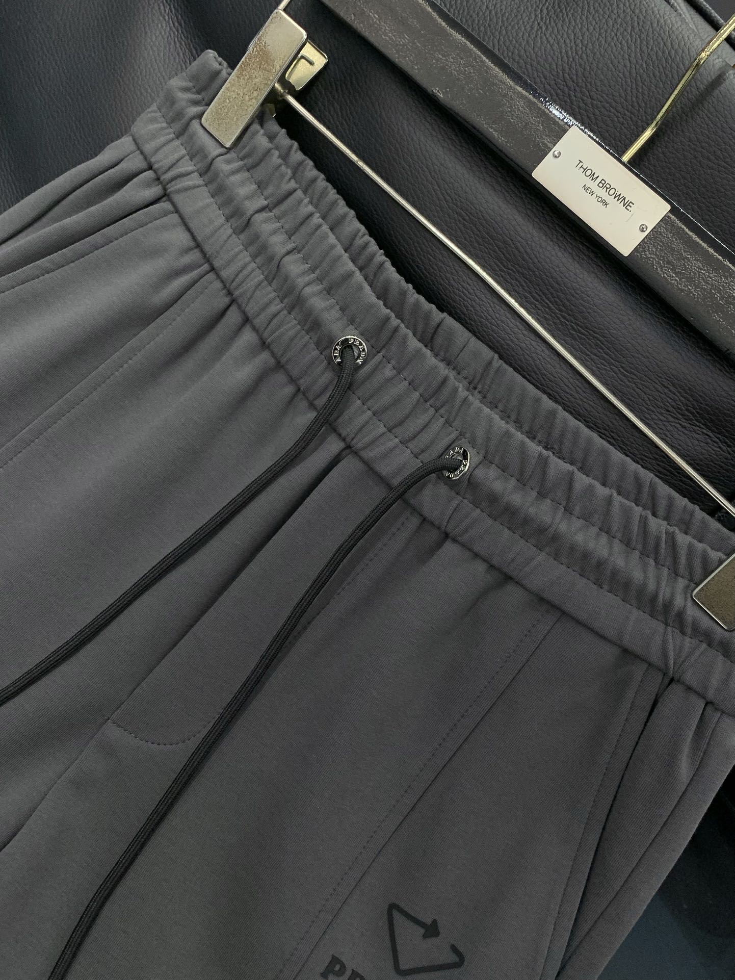 ，普拉达 灰色 休闲裤材质 面料:棉32%锦纶63%氨纶5%里料:涤纶100%机洗，手洗最高水温30℃ 