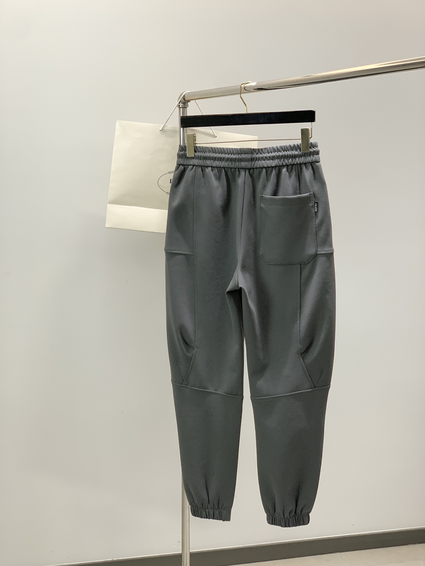 ，普拉达 灰色 休闲裤材质 面料:棉32%锦纶63%氨纶5%里料:涤纶100%机洗，手洗最高水温30℃ 