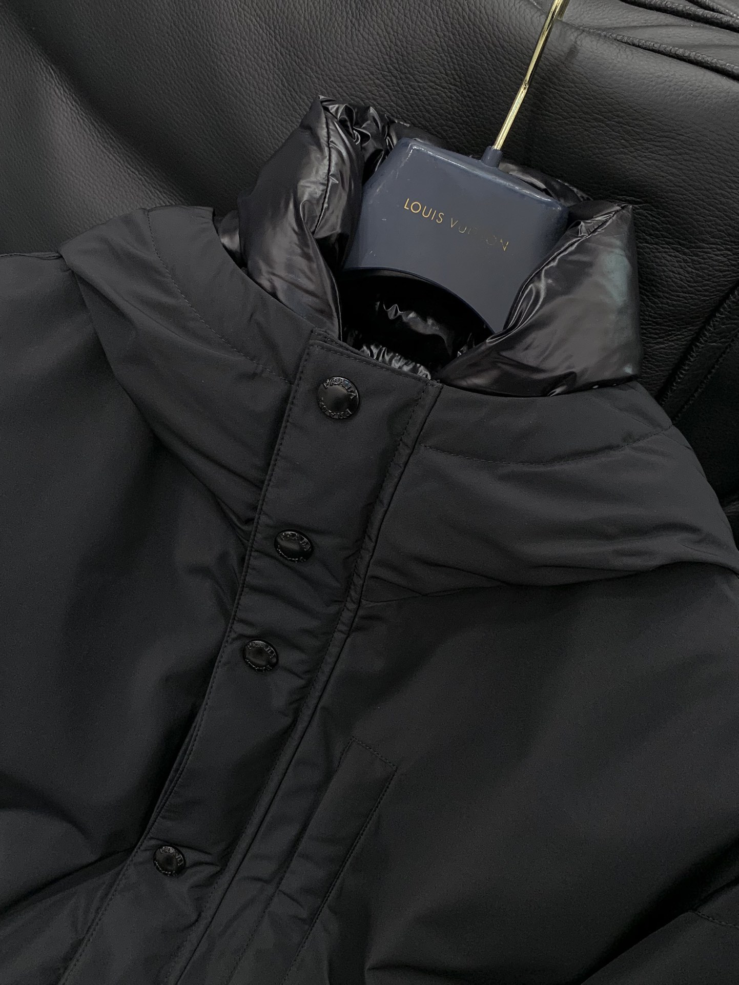 ，PRADA 普拉达，2025冬季最新品，专柜同步有售，时尚休闲连帽羽绒服，进口原版面料，做工极为复杂，