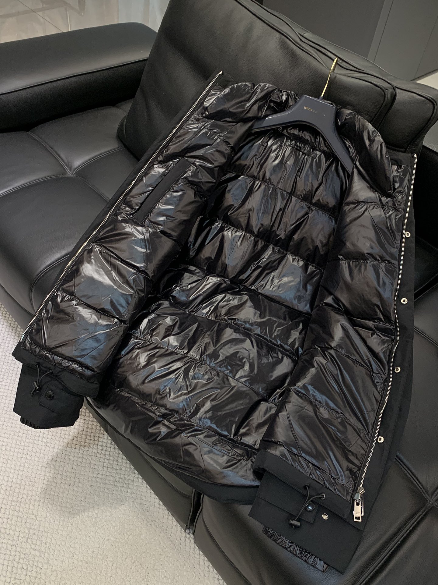 ，PRADA 普拉达，2025冬季最新品，专柜同步有售，时尚休闲连帽羽绒服，进口原版面料，做工极为复杂，