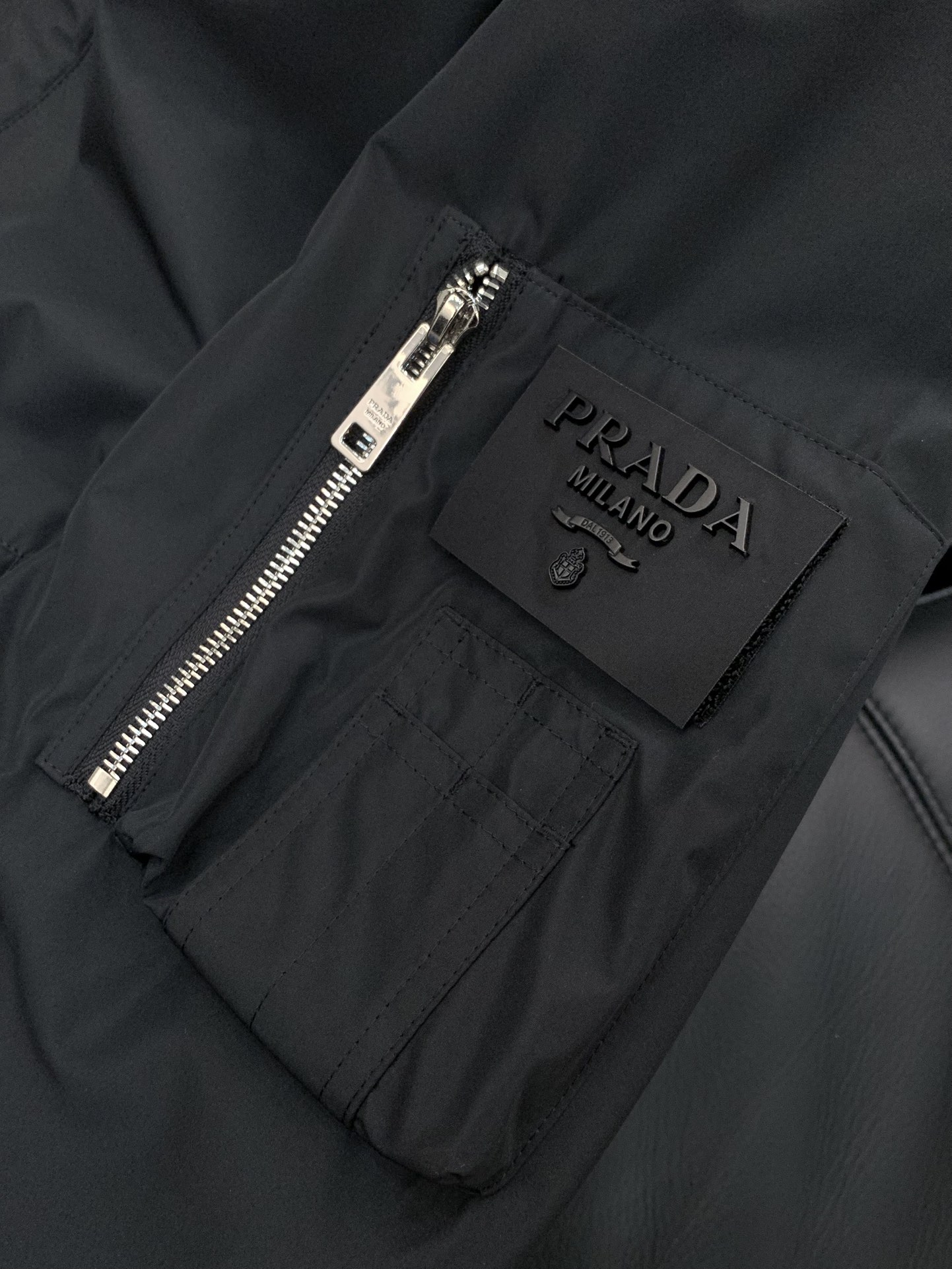 ，PRADA 普拉达，2025冬季最新品，专柜同步有售，时尚休闲连帽羽绒服，进口原版面料，做工极为复杂，