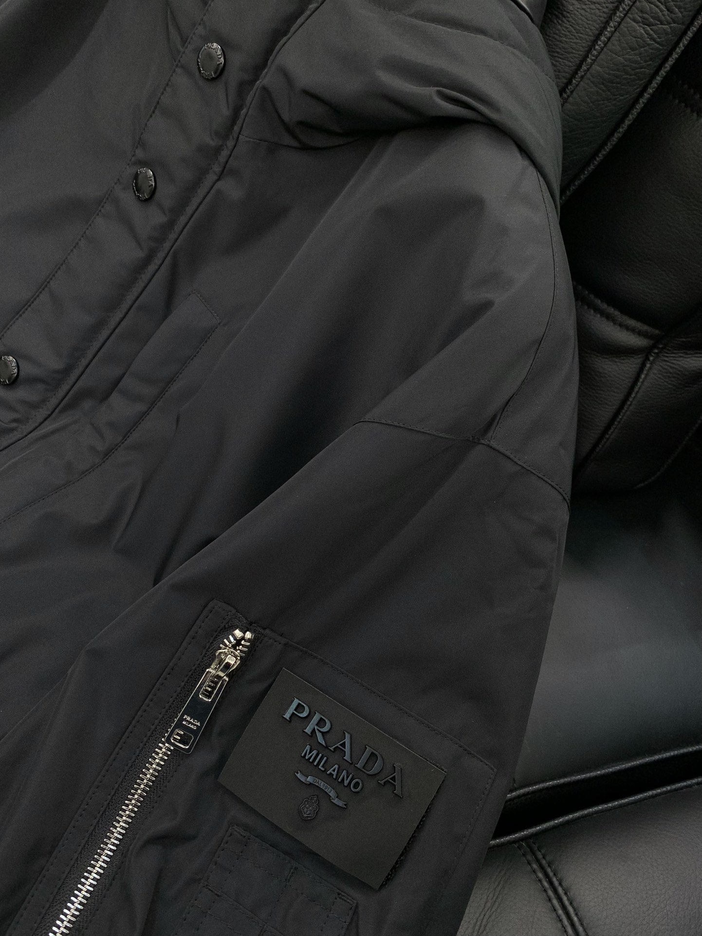 ，PRADA 普拉达，2025冬季最新品，专柜同步有售，时尚休闲连帽羽绒服，进口原版面料，做工极为复杂，