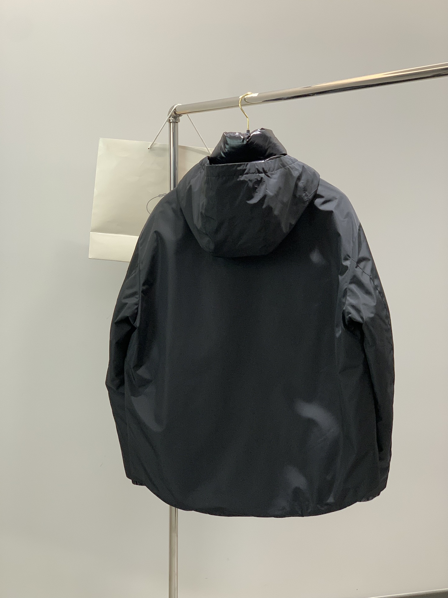 ，PRADA 普拉达，2025冬季最新品，专柜同步有售，时尚休闲连帽羽绒服，进口原版面料，做工极为复杂，