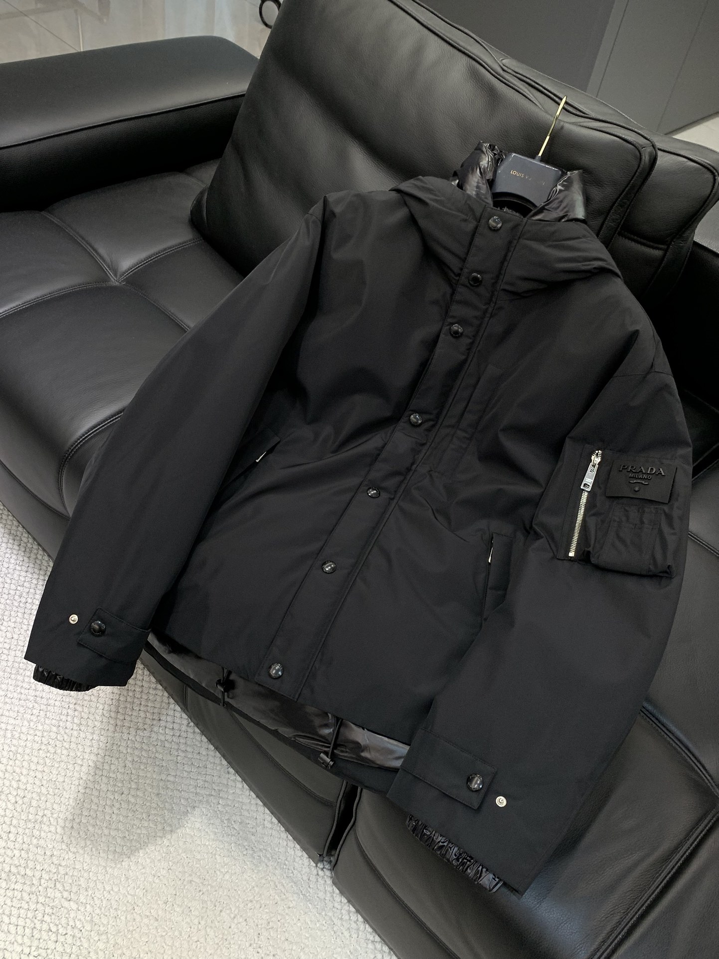 ，PRADA 普拉达，2025冬季最新品，专柜同步有售，时尚休闲连帽羽绒服，进口原版面料，做工极为复杂，