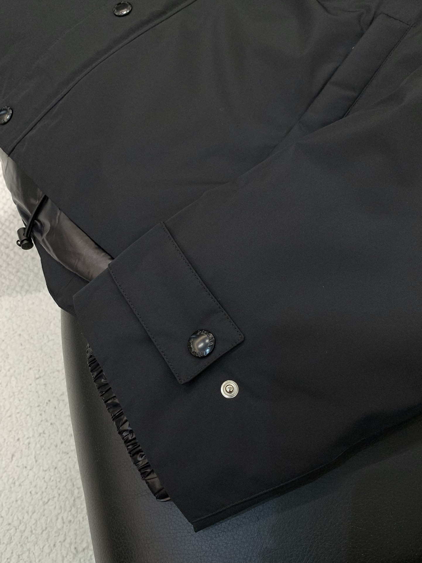 ，PRADA 普拉达，2025冬季最新品，专柜同步有售，时尚休闲连帽羽绒服，进口原版面料，做工极为复杂，