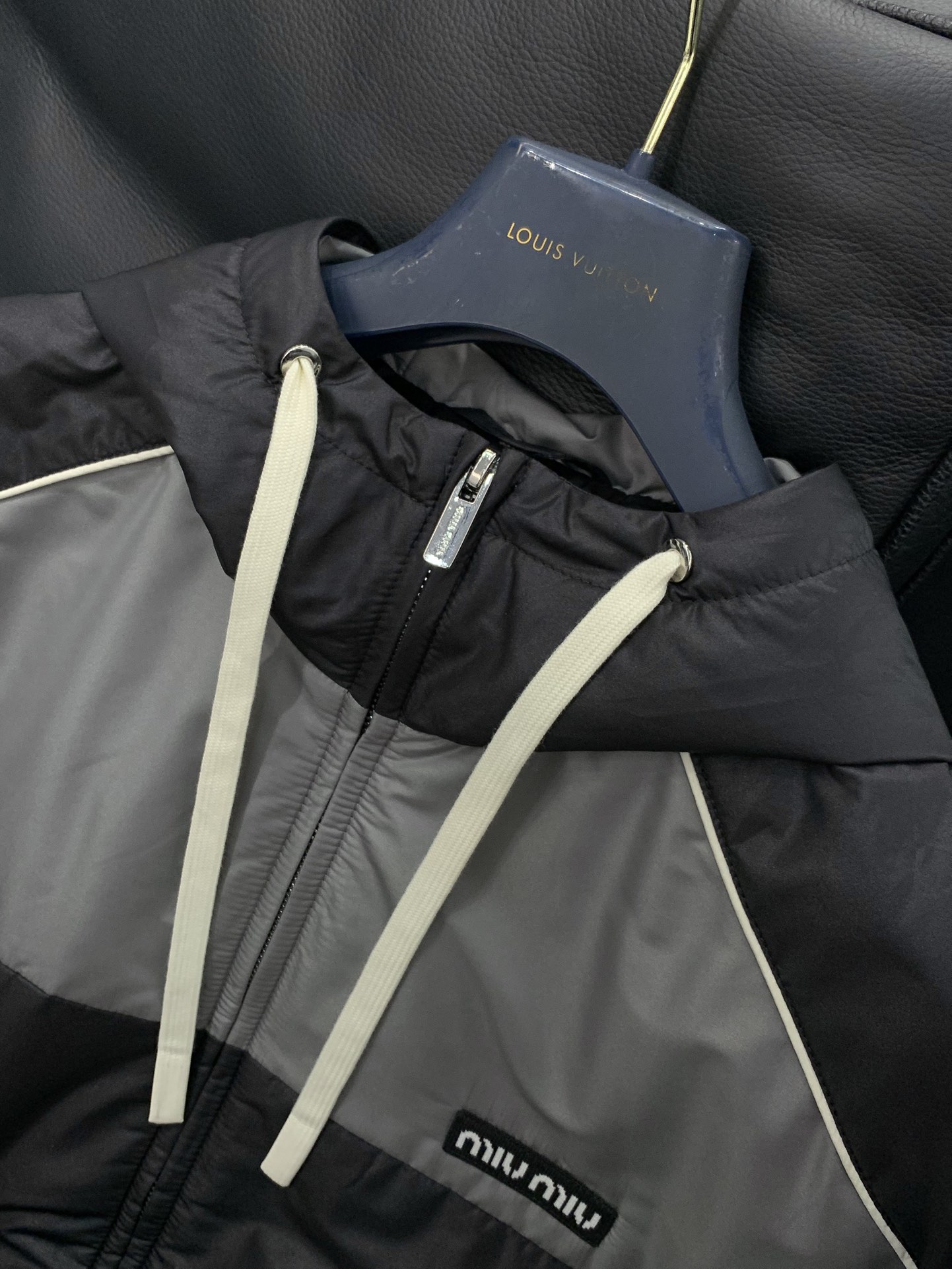 ，miu miu 2025秋冬最新品，专柜同步有售，原单狠货，时尚休闲连帽棉服外套，进口原版面料，上身舒