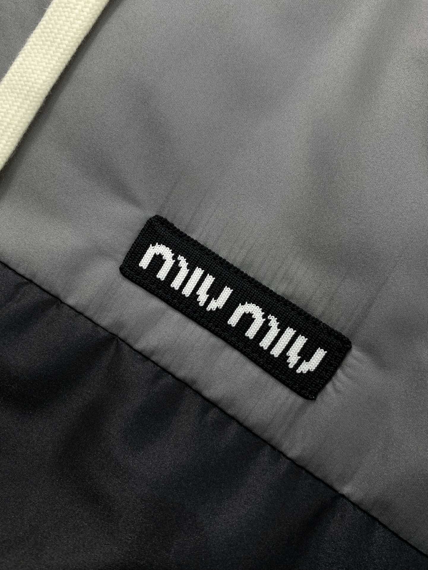 ，miu miu 2025秋冬最新品，专柜同步有售，原单狠货，时尚休闲连帽棉服外套，进口原版面料，上身舒