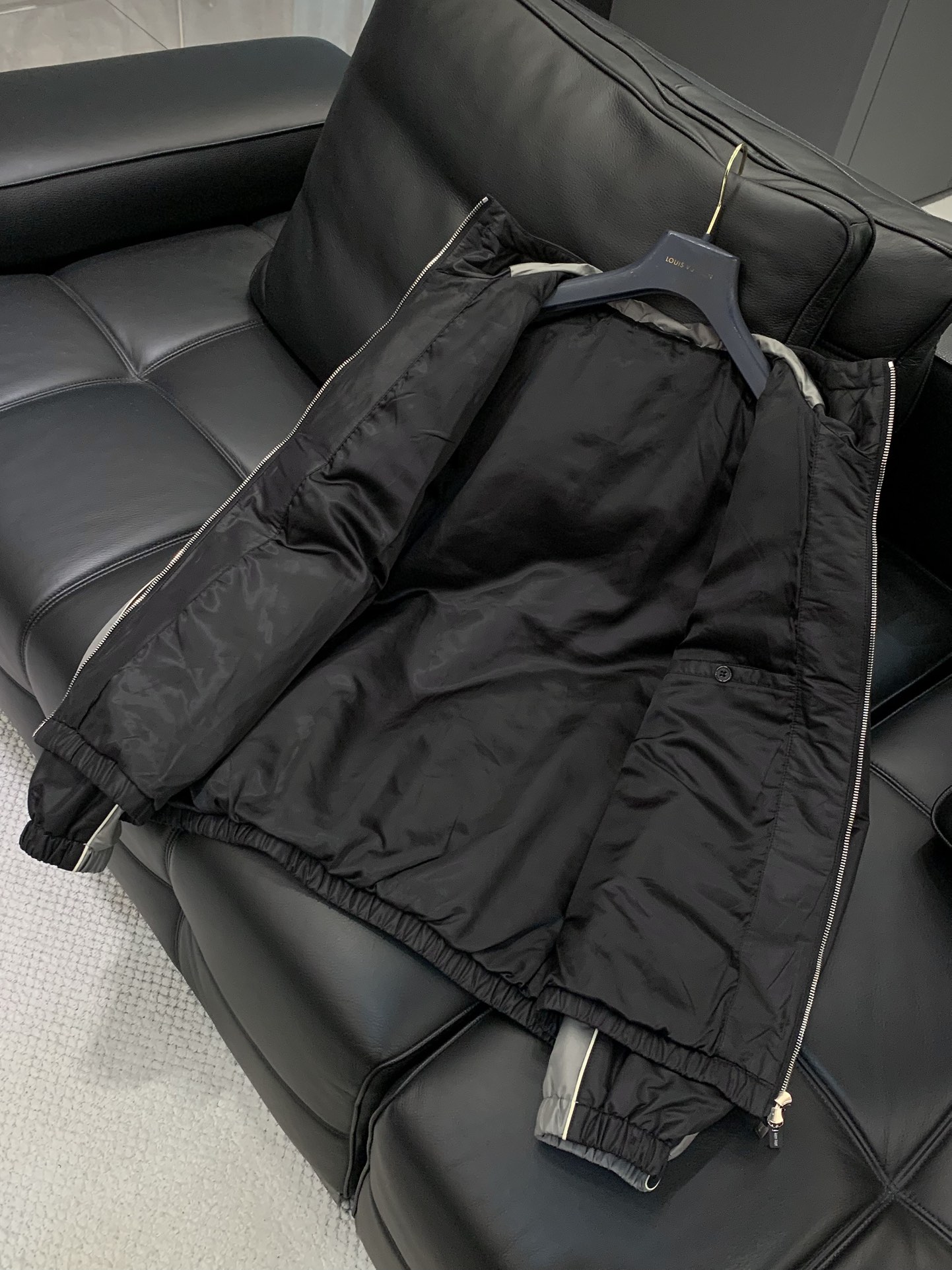 ，miu miu 2025秋冬最新品，专柜同步有售，原单狠货，时尚休闲连帽棉服外套，进口原版面料，上身舒