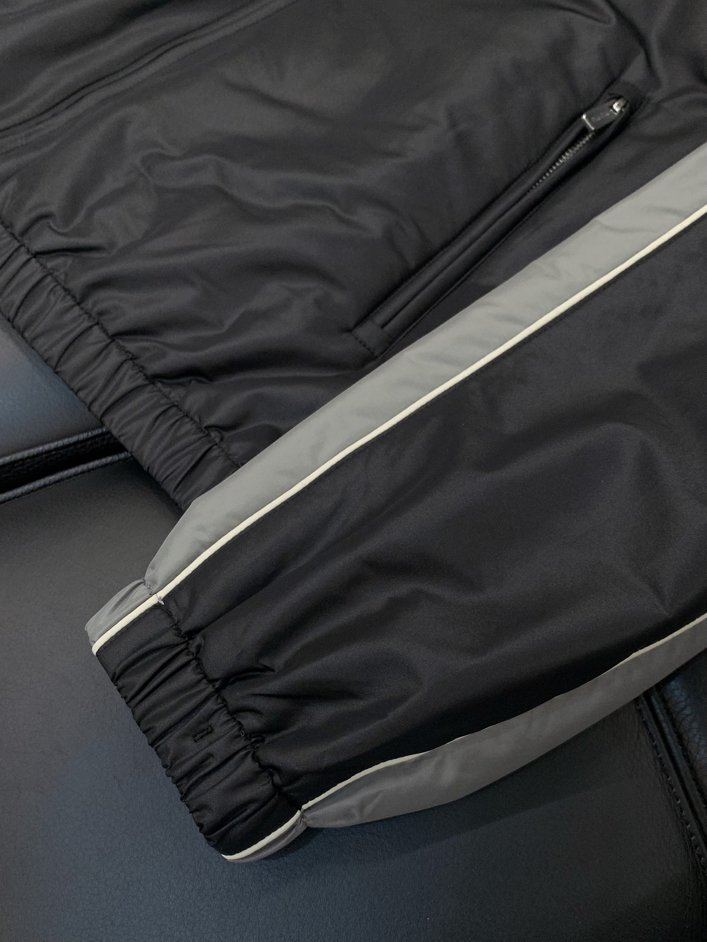 ，miu miu 2025秋冬最新品，专柜同步有售，原单狠货，时尚休闲连帽棉服外套，进口原版面料，上身舒