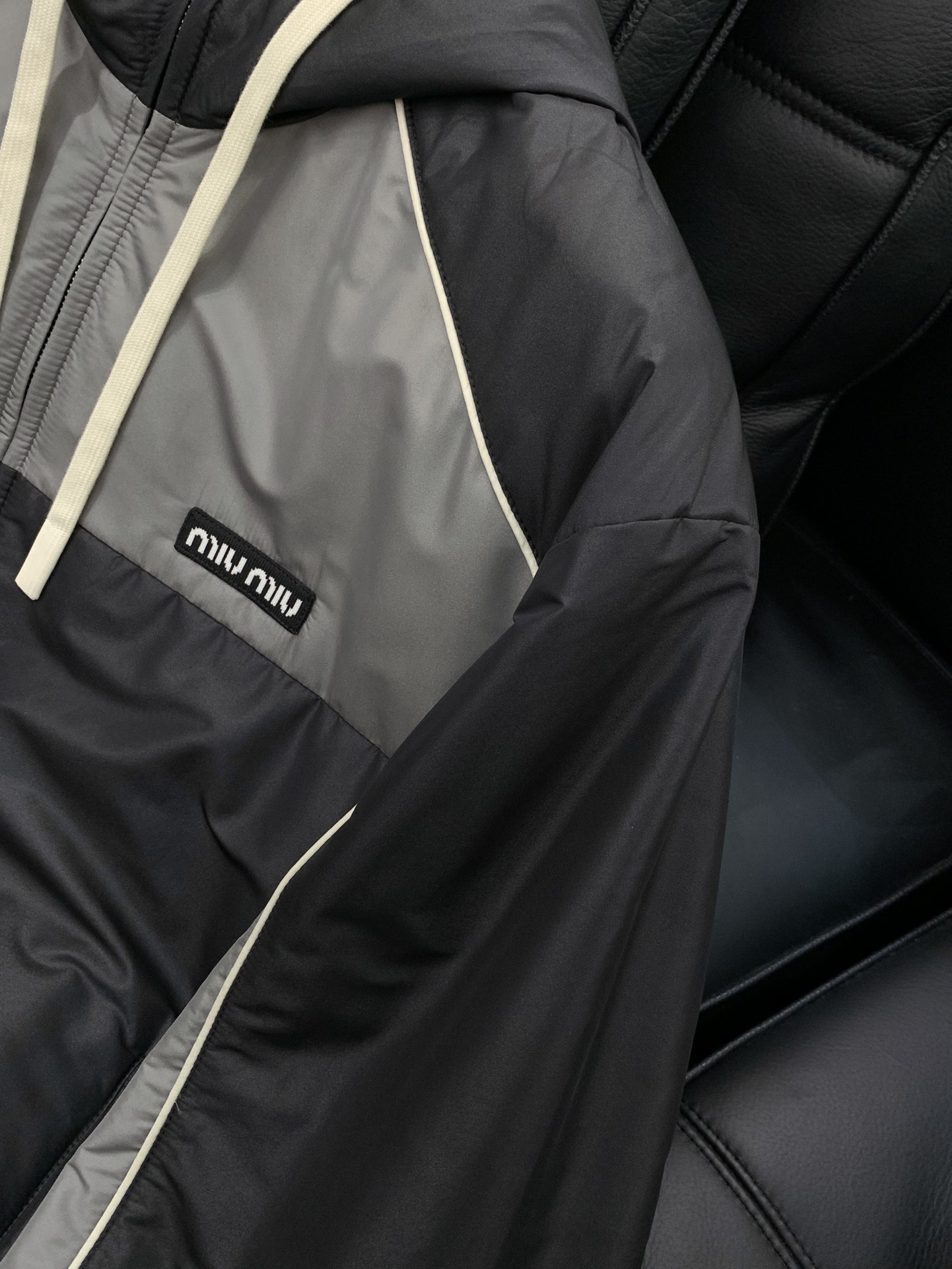 ，miu miu 2025秋冬最新品，专柜同步有售，原单狠货，时尚休闲连帽棉服外套，进口原版面料，上身舒