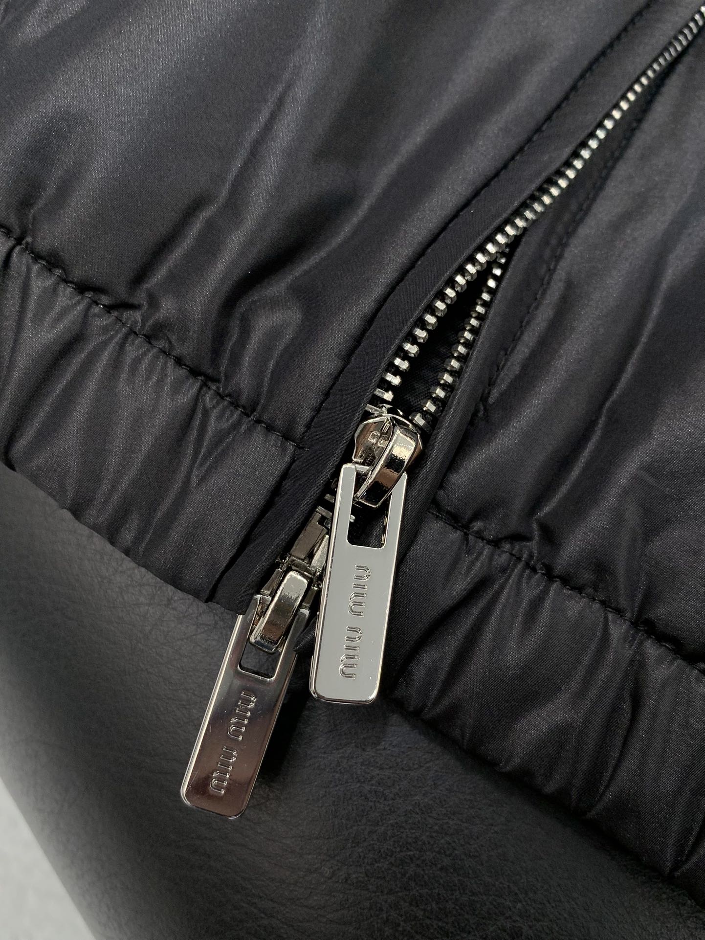 ，miu miu 2025秋冬最新品，专柜同步有售，原单狠货，时尚休闲连帽棉服外套，进口原版面料，上身舒