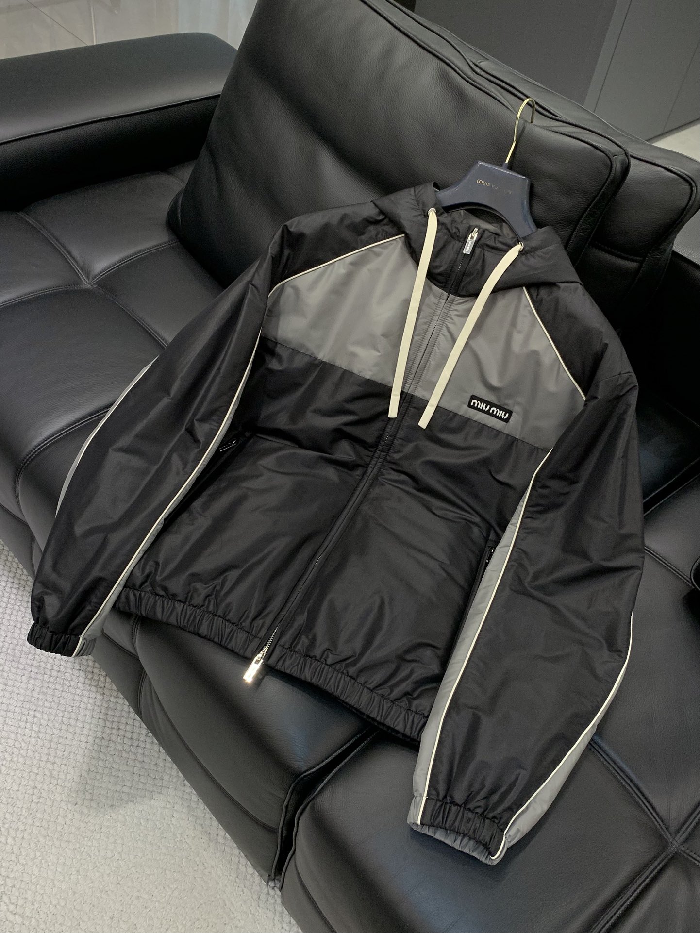 ，miu miu 2025秋冬最新品，专柜同步有售，原单狠货，时尚休闲连帽棉服外套，进口原版面料，上身舒