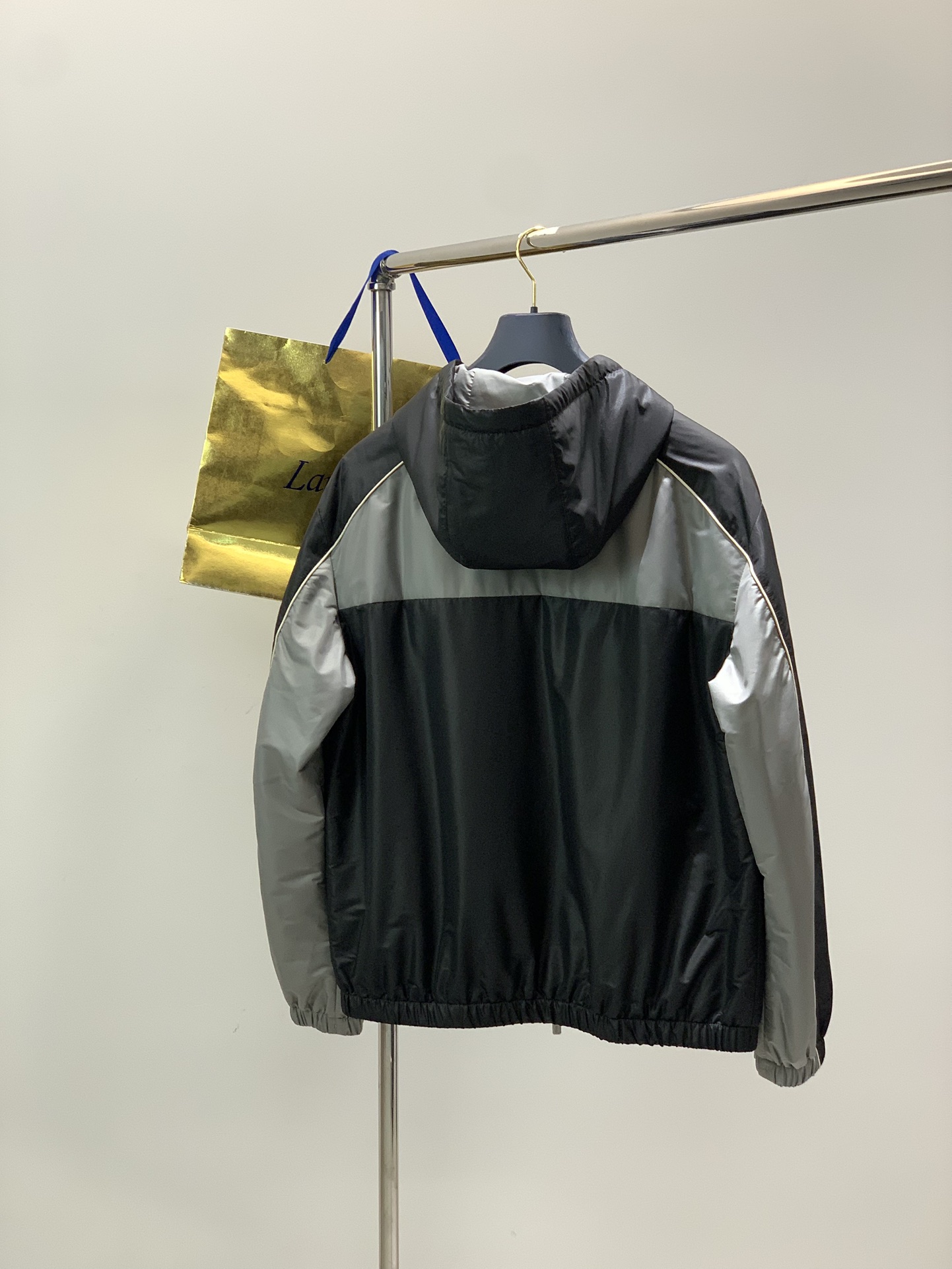 ，miu miu 2025秋冬最新品，专柜同步有售，原单狠货，时尚休闲连帽棉服外套，进口原版面料，上身舒