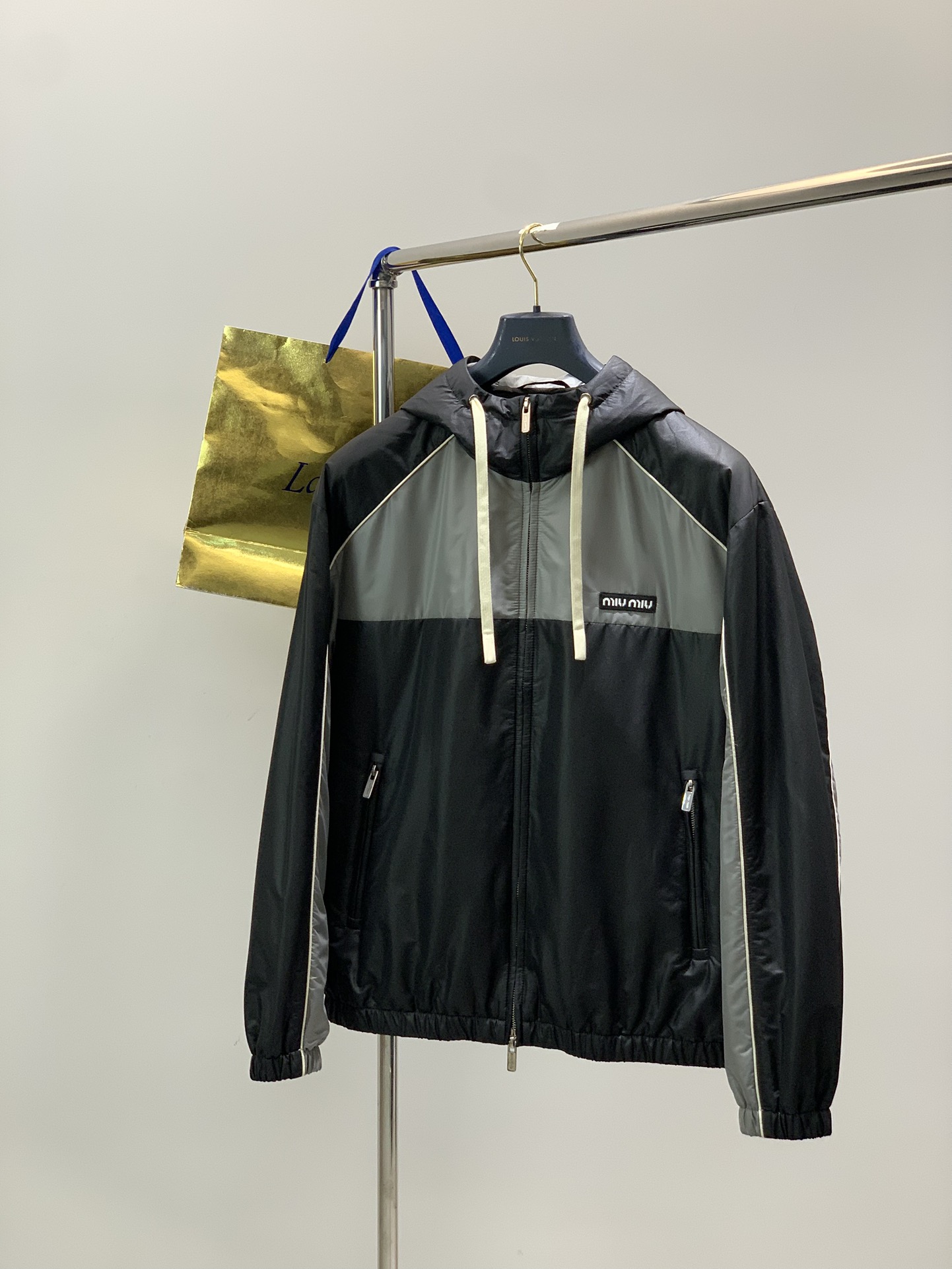 ，miu miu 2025秋冬最新品，专柜同步有售，原单狠货，时尚休闲连帽棉服外套，进口原版面料，上身舒