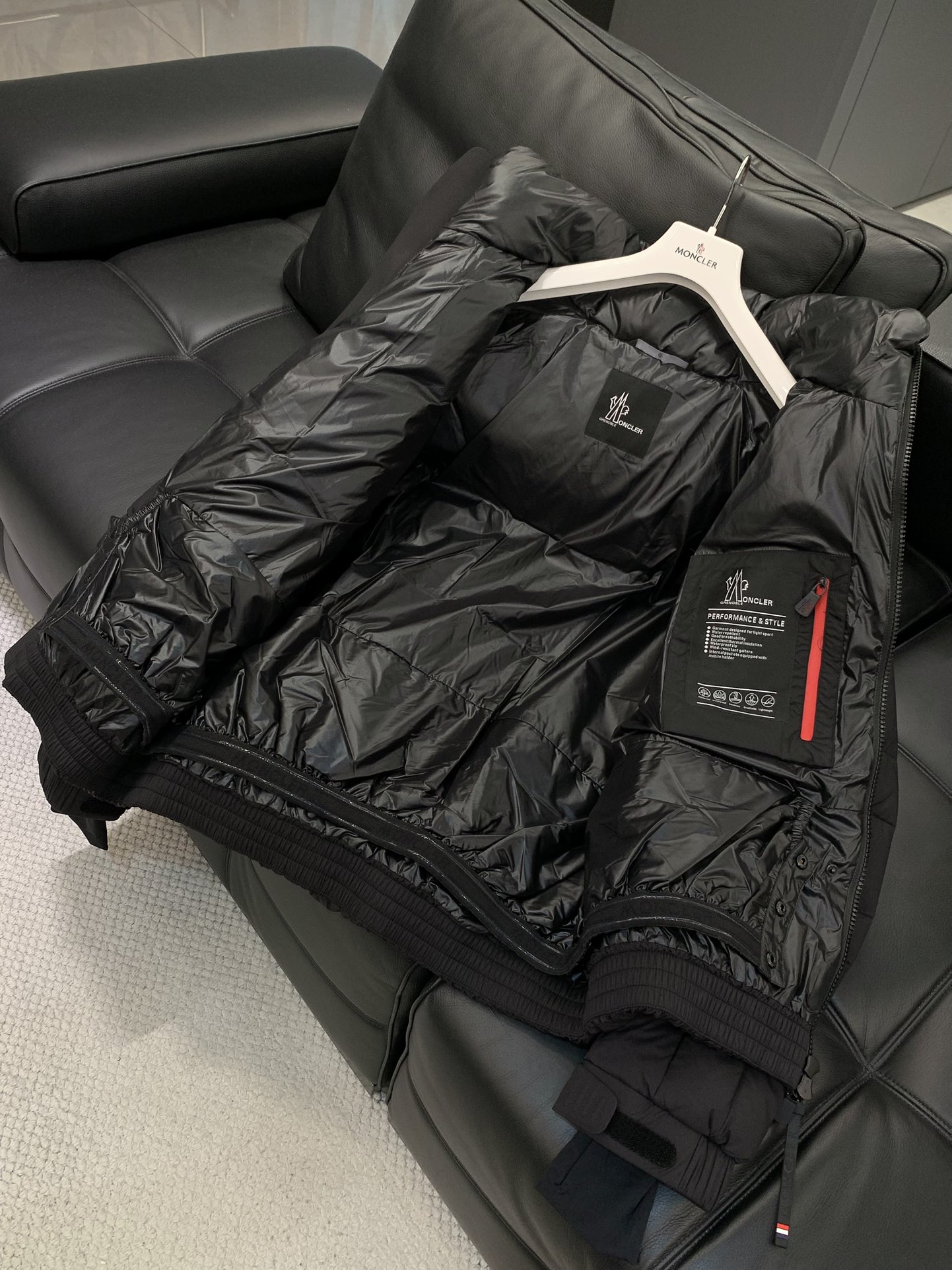 ，Moncler 蒙口，2025冬季最新品，专柜同步有售，原单狠货，时尚休闲羽绒服，上身舒适！吸睛而有亮