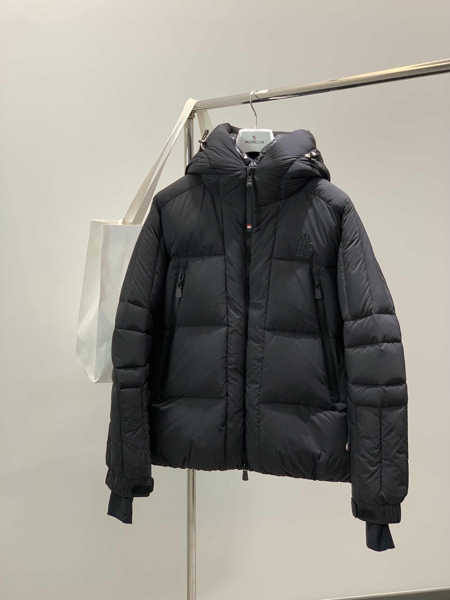 ，Moncler 蒙口，2025冬季最新品，专柜同步有售，原单狠货，时尚休闲羽绒服，上身舒适！吸睛而有亮