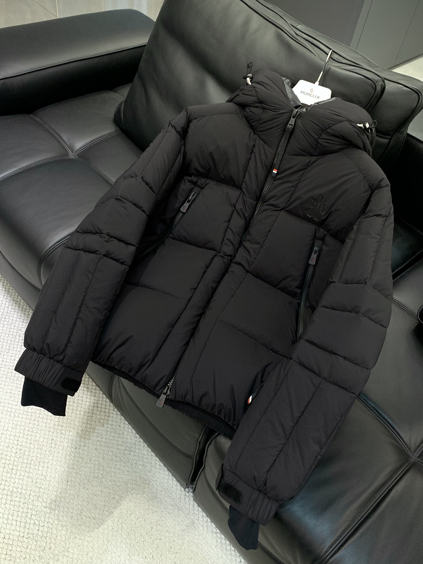，Moncler 蒙口，2025冬季最新品，专柜同步有售，原单狠货，时尚休闲羽绒服，上身舒适！吸睛而有亮