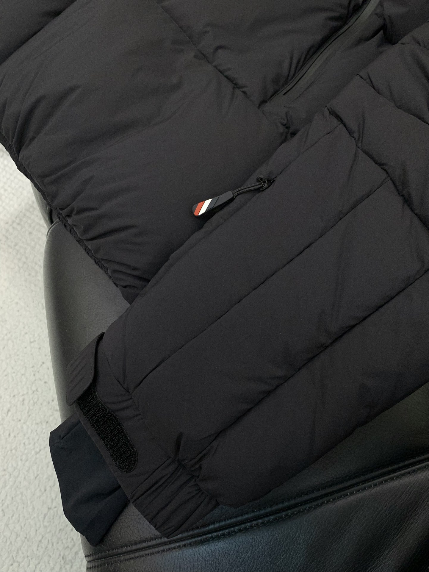 ，Moncler 蒙口，2025冬季最新品，专柜同步有售，原单狠货，时尚休闲羽绒服，上身舒适！吸睛而有亮