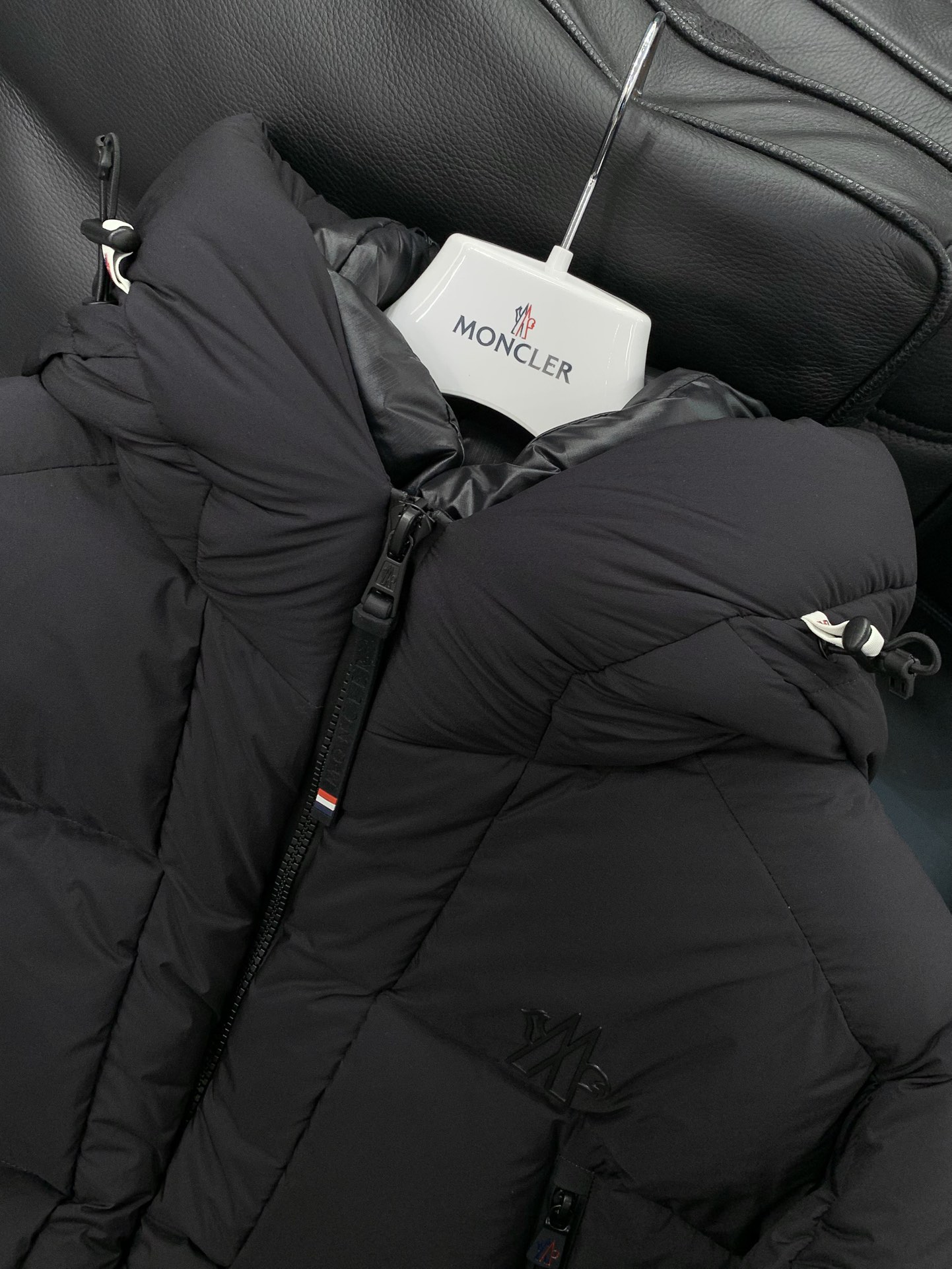 ，Moncler 蒙口，2025冬季最新品，专柜同步有售，原单狠货，时尚休闲羽绒服，上身舒适！吸睛而有亮