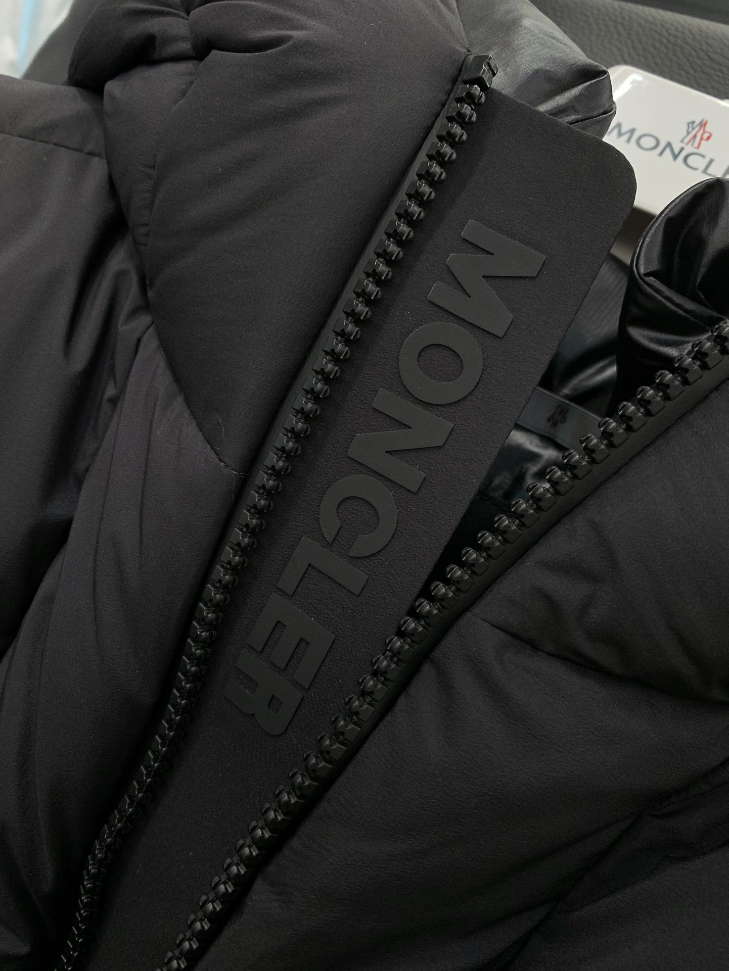 ，Moncler 蒙口，2025冬季最新品，专柜同步有售，原单狠货，时尚休闲羽绒服，上身舒适！吸睛而有亮