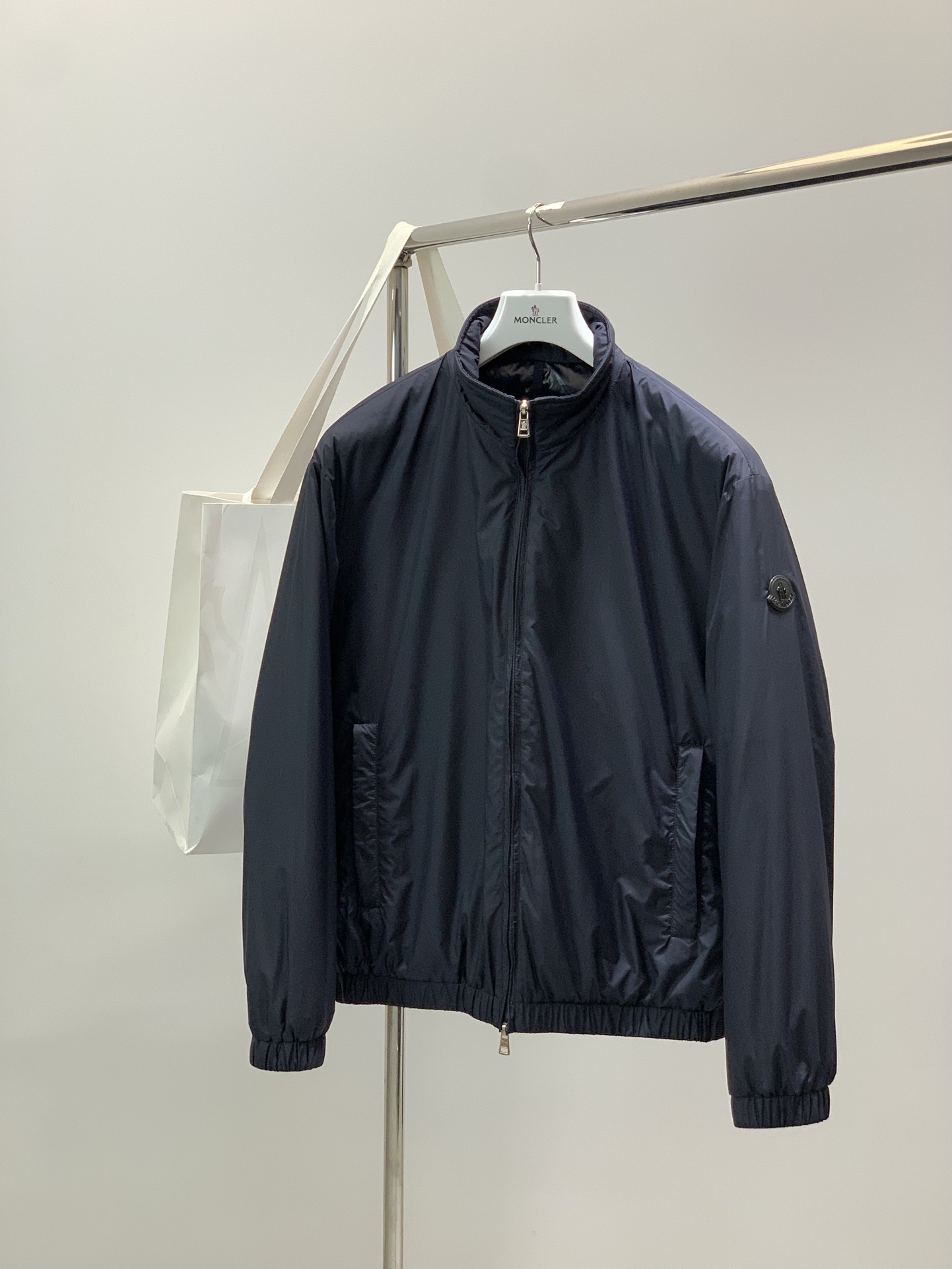 ，Moncler 蒙口，2025冬季最新品，专柜同步有售，原单狠货，时尚休闲羽绒服，上身舒适！吸睛而有亮