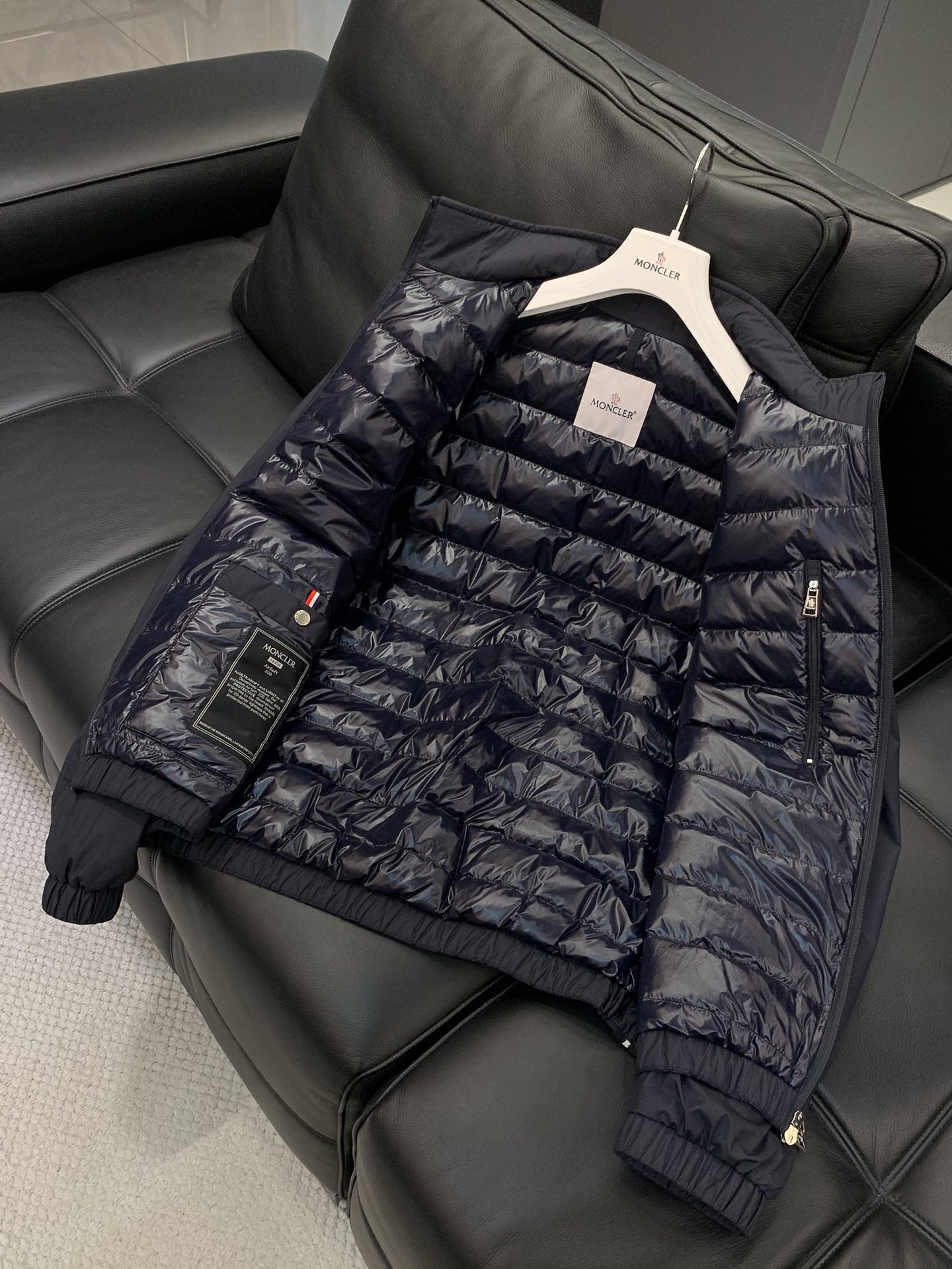 ，Moncler 蒙口，2025冬季最新品，专柜同步有售，原单狠货，时尚休闲羽绒服，上身舒适！吸睛而有亮