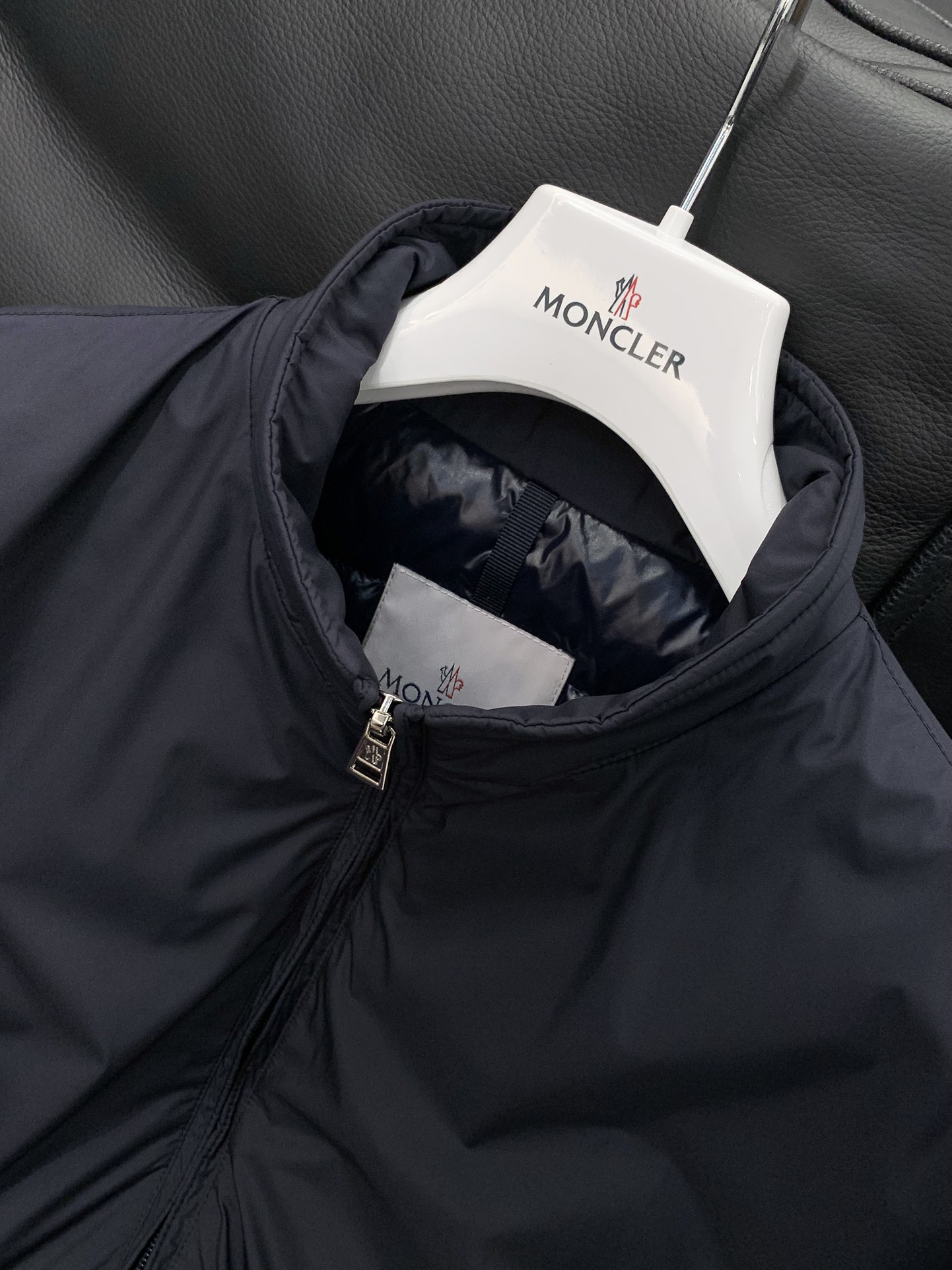 ，Moncler 蒙口，2025冬季最新品，专柜同步有售，原单狠货，时尚休闲羽绒服，上身舒适！吸睛而有亮