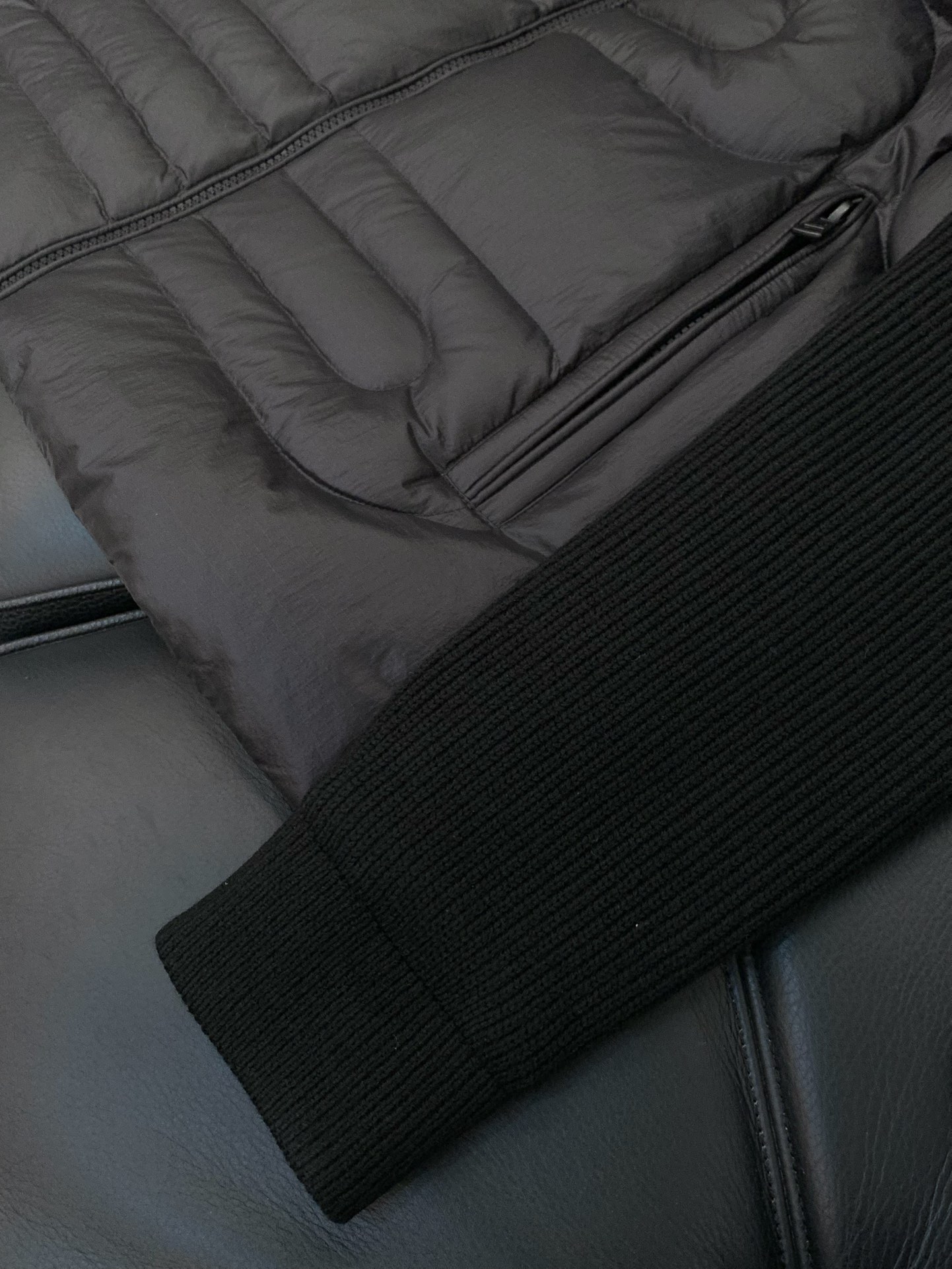 ，Moncler 蒙口，2025冬季最新品，专柜同步有售，原单狠货，时尚休闲拼接羽绒服，上身舒适！吸睛而