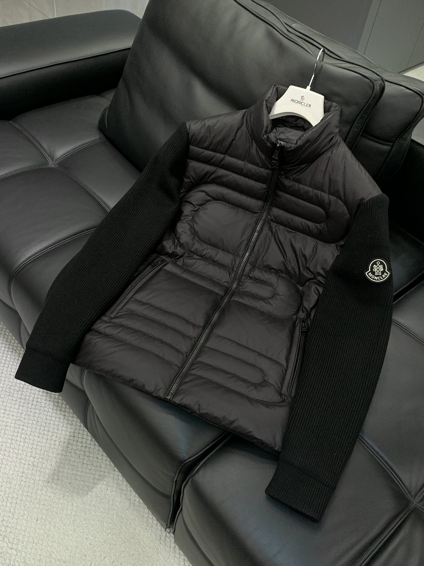 ，Moncler 蒙口，2025冬季最新品，专柜同步有售，原单狠货，时尚休闲拼接羽绒服，上身舒适！吸睛而