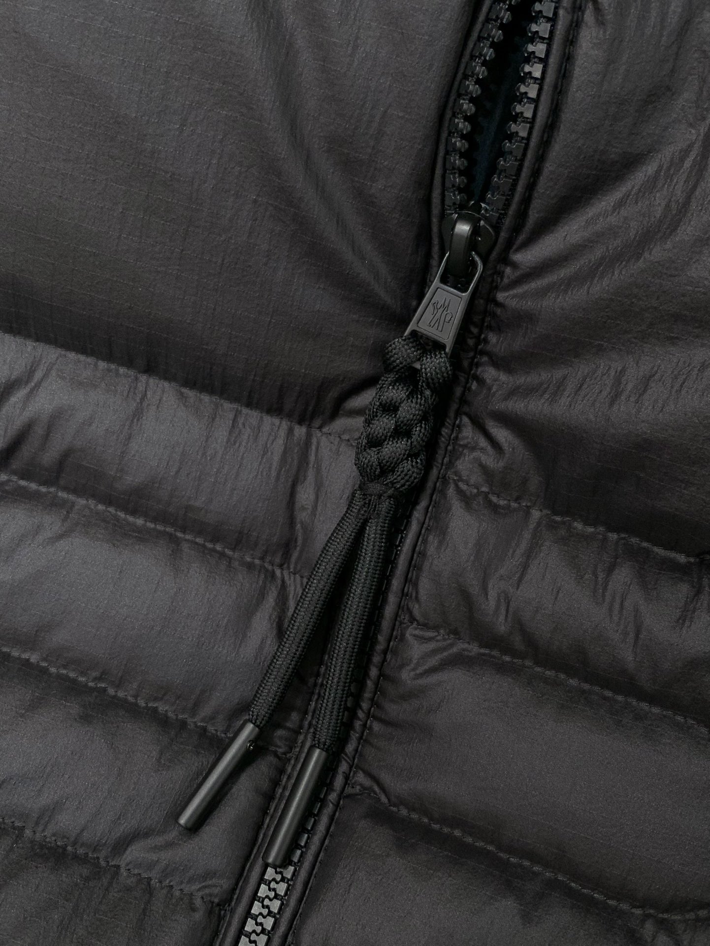 ，Moncler 蒙口，2025冬季最新品，专柜同步有售，原单狠货，时尚休闲拼接羽绒服，上身舒适！吸睛而