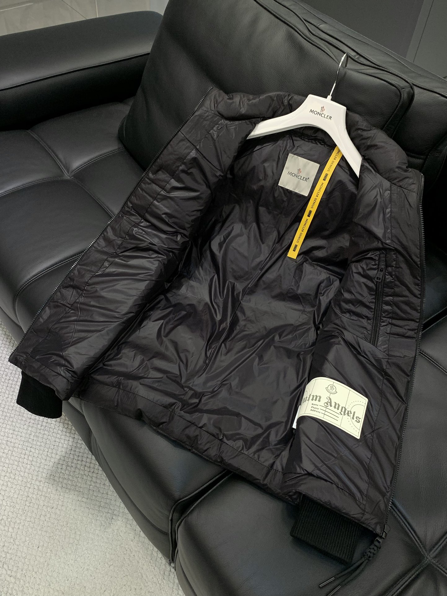 ，Moncler 蒙口，2025冬季最新品，专柜同步有售，原单狠货，时尚休闲拼接羽绒服，上身舒适！吸睛而