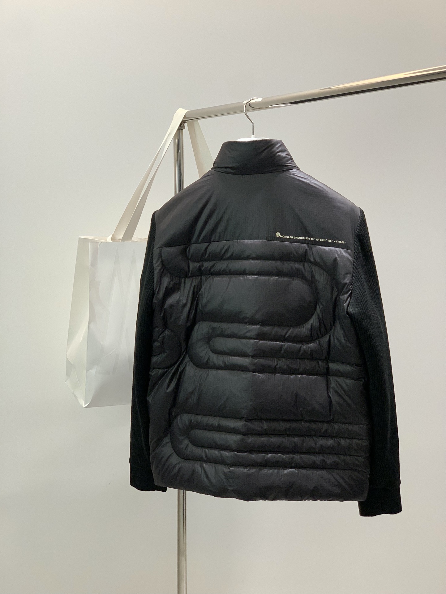，Moncler 蒙口，2025冬季最新品，专柜同步有售，原单狠货，时尚休闲拼接羽绒服，上身舒适！吸睛而