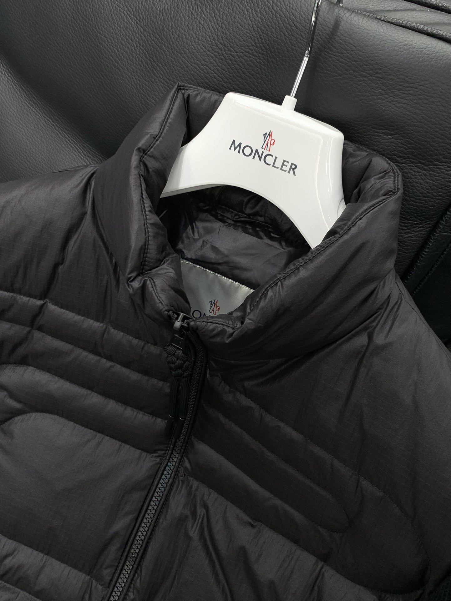 ，Moncler 蒙口，2025冬季最新品，专柜同步有售，原单狠货，时尚休闲拼接羽绒服，上身舒适！吸睛而