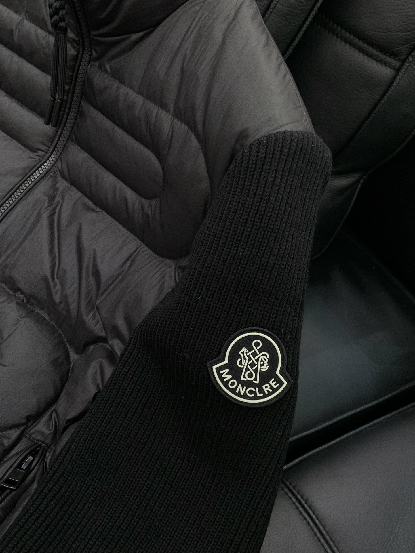 ，Moncler 蒙口，2025冬季最新品，专柜同步有售，原单狠货，时尚休闲拼接羽绒服，上身舒适！吸睛而