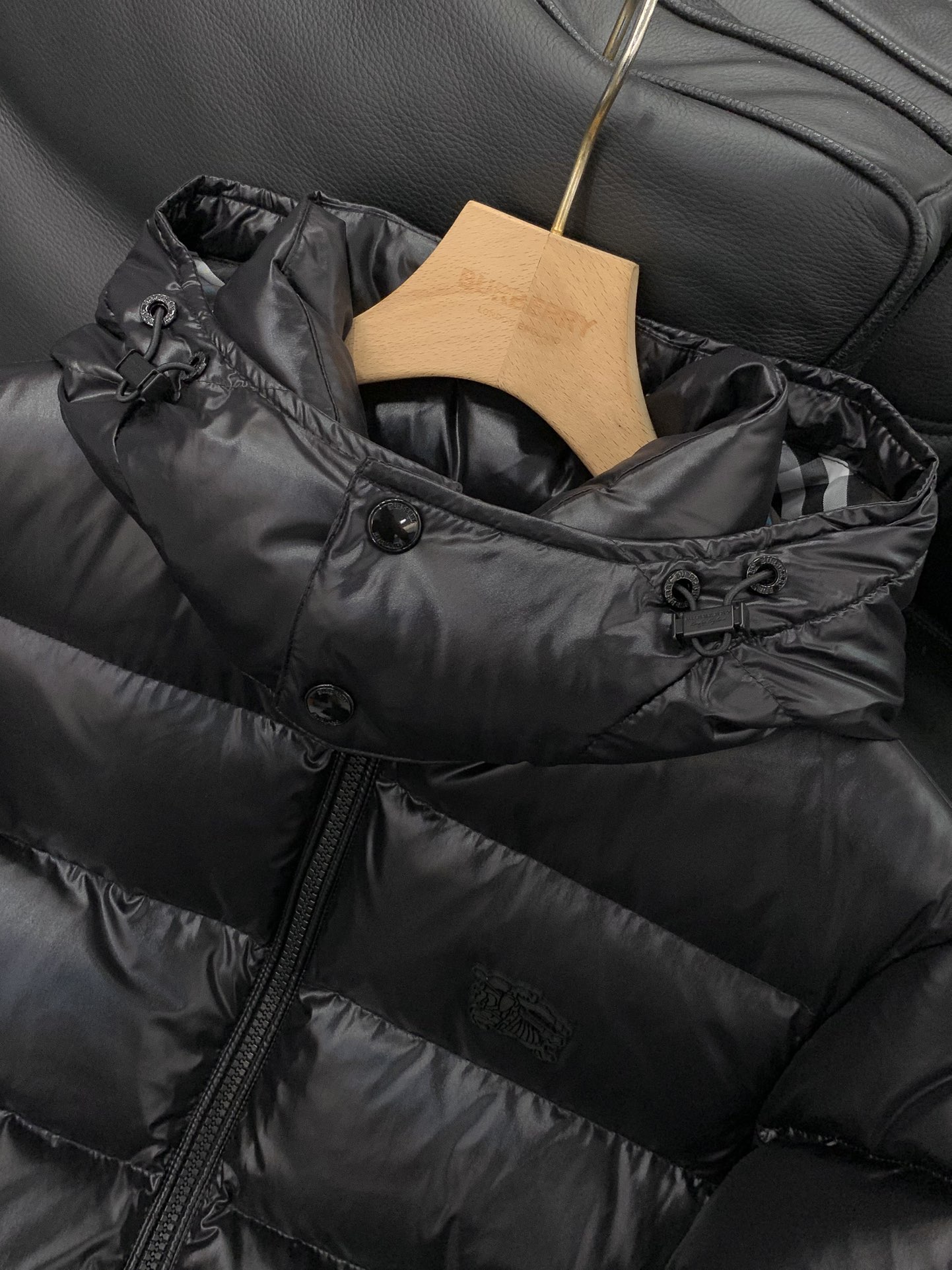 ，Burberry 巴宝莉，2025冬季最新品，专柜同步有售，原单狠货，时尚休闲羽绒服，进口原版面料，上