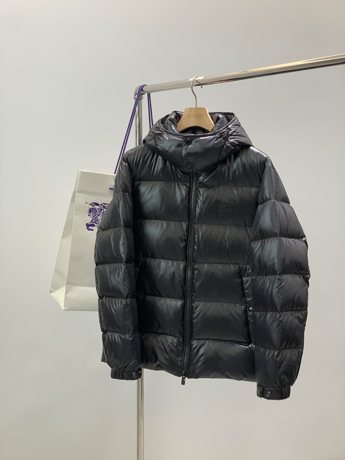 ，Burberry 巴宝莉，2025冬季最新品，专柜同步有售，原单狠货，时尚休闲羽绒服，进口原版面料，上
