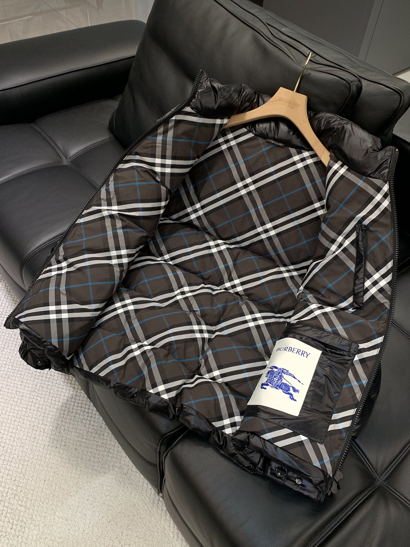 ，Burberry 巴宝莉，2025冬季最新品，专柜同步有售，原单狠货，时尚休闲羽绒服，进口原版面料，上