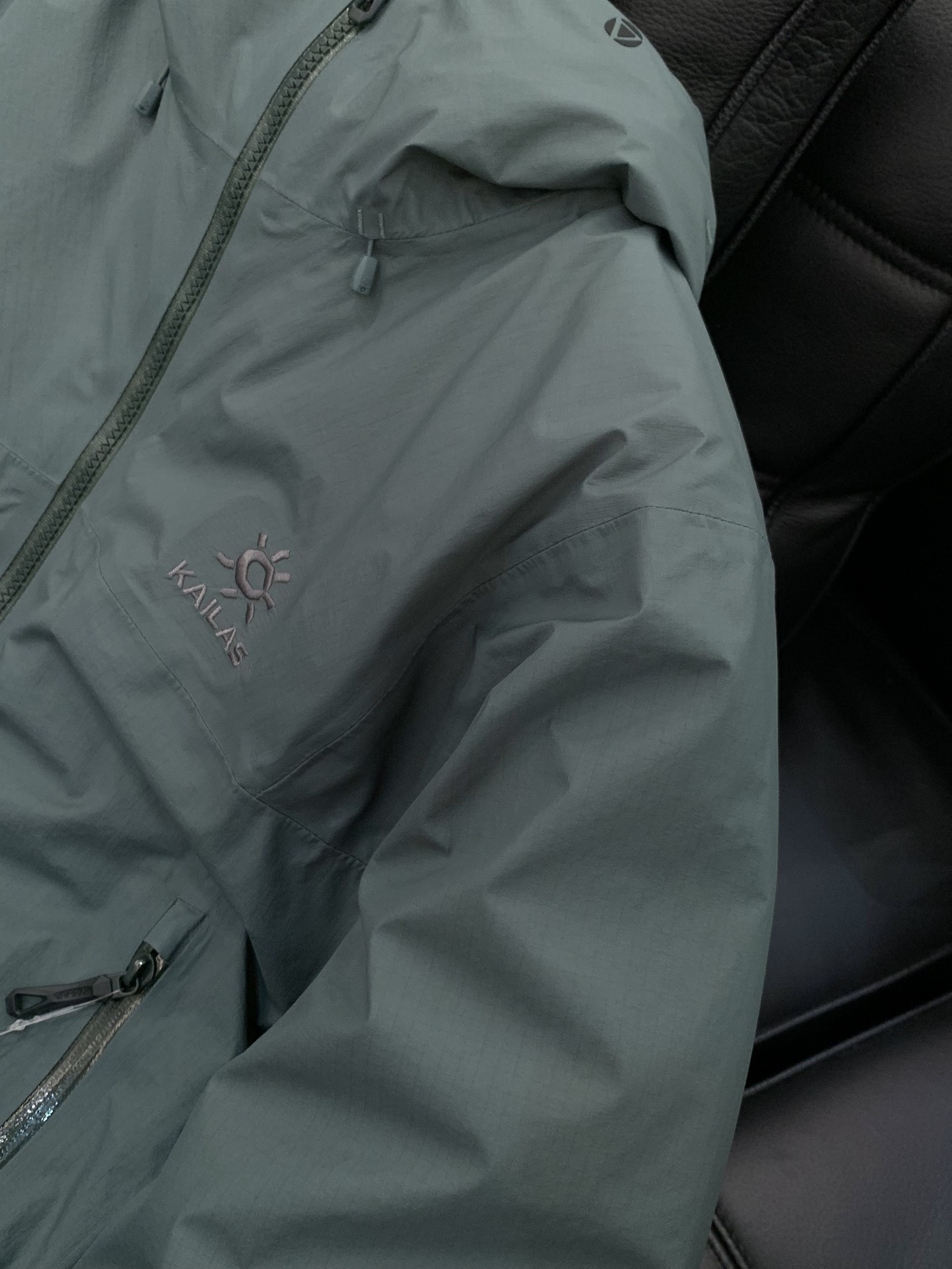 ，KAILAS 凯乐石，2025冬季新款，时尚休闲连帽羽绒服，专柜同步有售，原单狠货，顶级刺绣🪡➕印花工