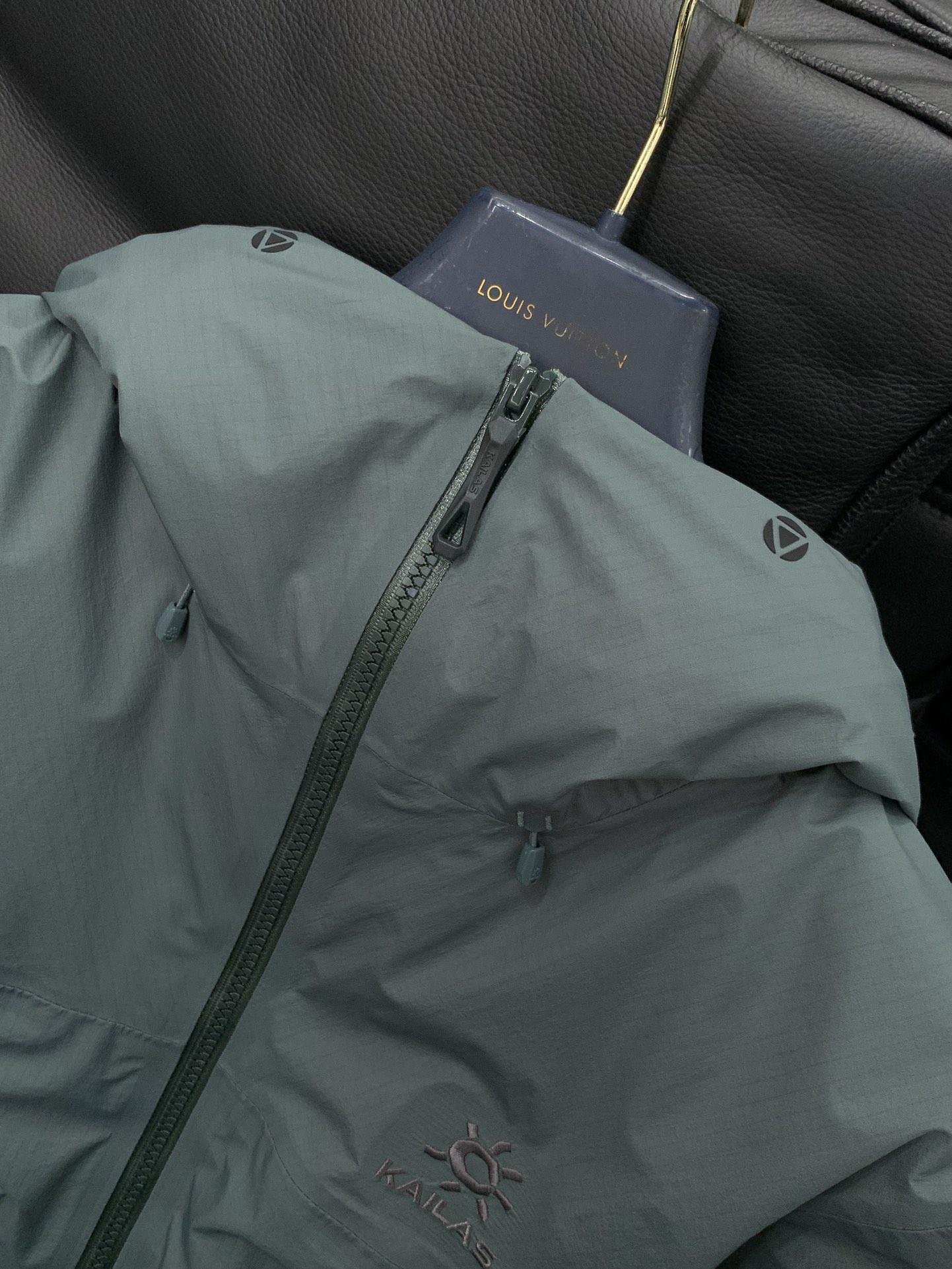 ，KAILAS 凯乐石，2025冬季新款，时尚休闲连帽羽绒服，专柜同步有售，原单狠货，顶级刺绣🪡➕印花工