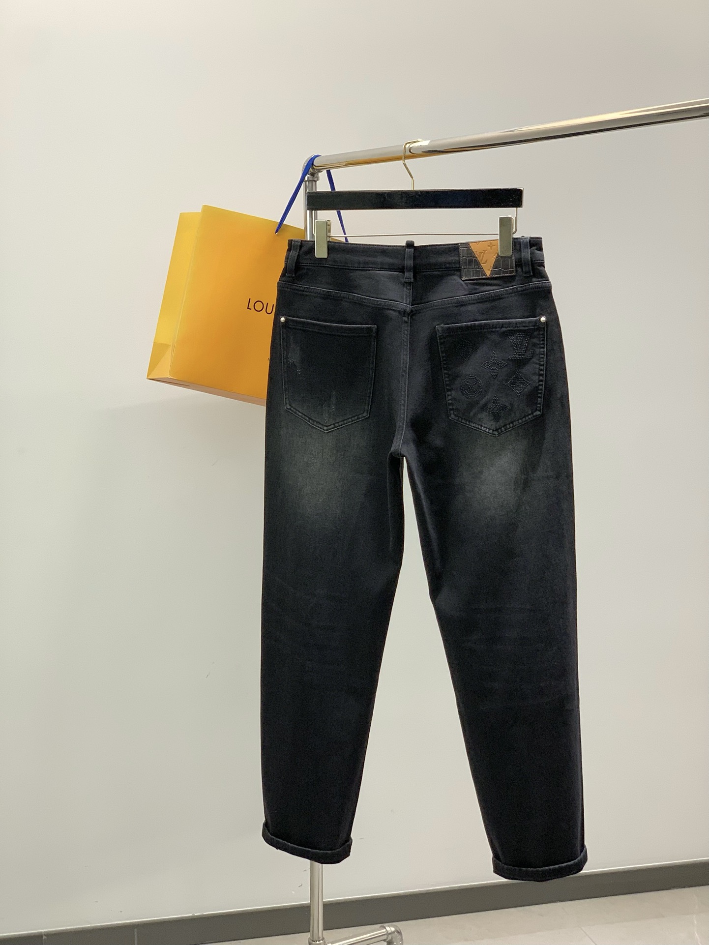 ，LouisVuitton 路易威登，2025秋季最新款，专柜同步有售，原单狠货，时尚休闲水洗牛仔裤，上