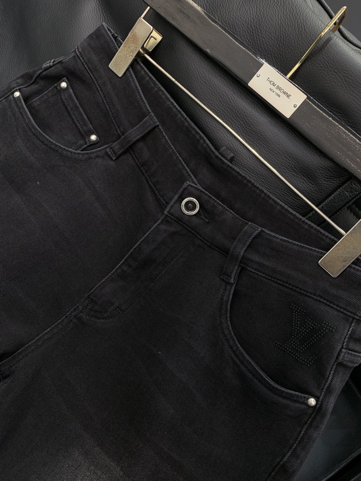 ，LouisVuitton 路易威登，2025秋季最新款，专柜同步有售，原单狠货，时尚休闲水洗牛仔裤，上