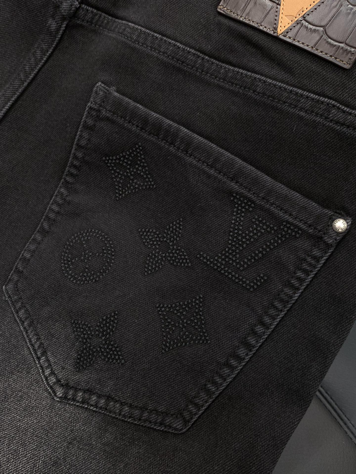 ，LouisVuitton 路易威登，2025秋季最新款，专柜同步有售，原单狠货，时尚休闲水洗牛仔裤，上