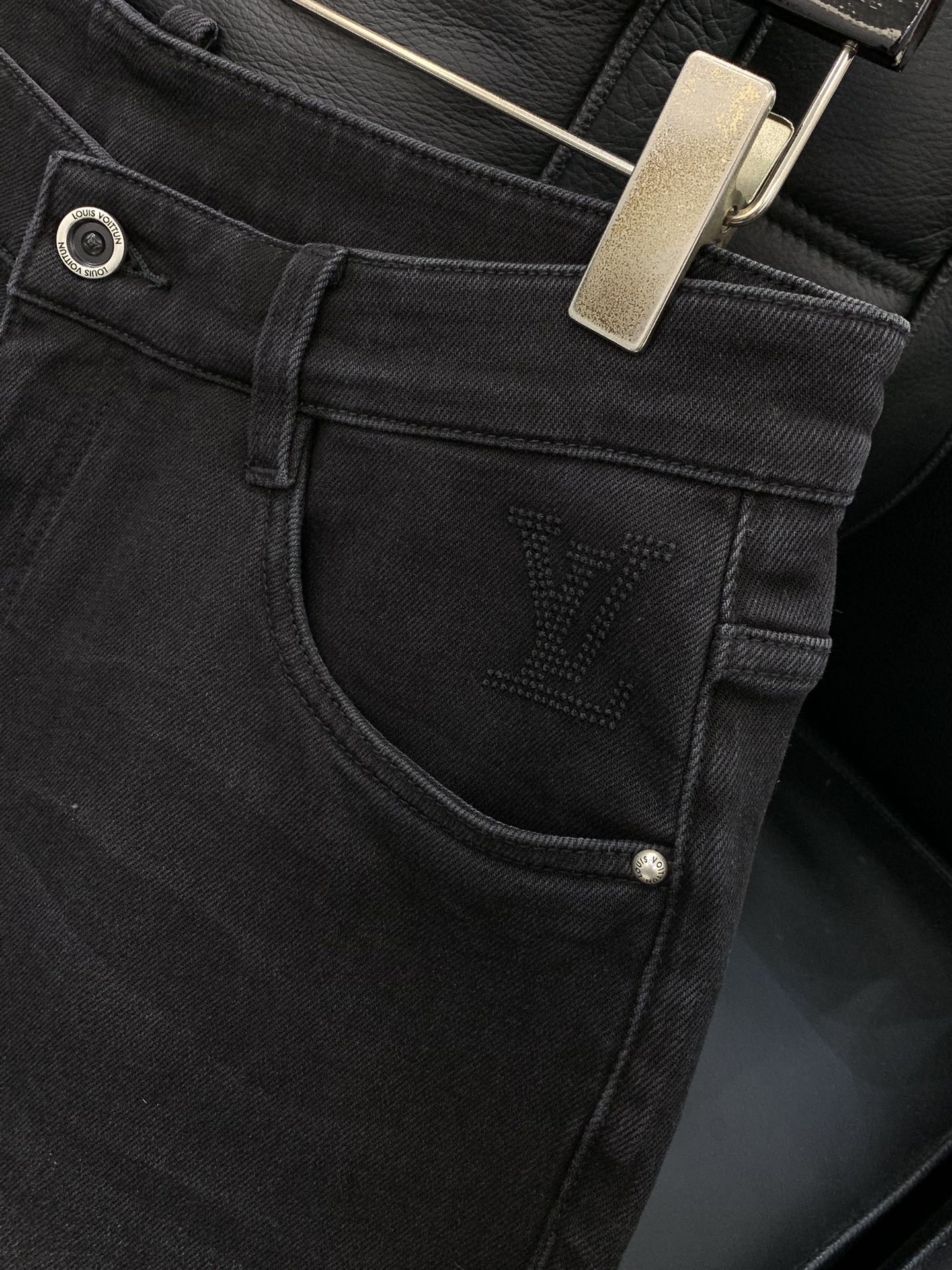 ，LouisVuitton 路易威登，2025秋季最新款，专柜同步有售，原单狠货，时尚休闲水洗牛仔裤，上
