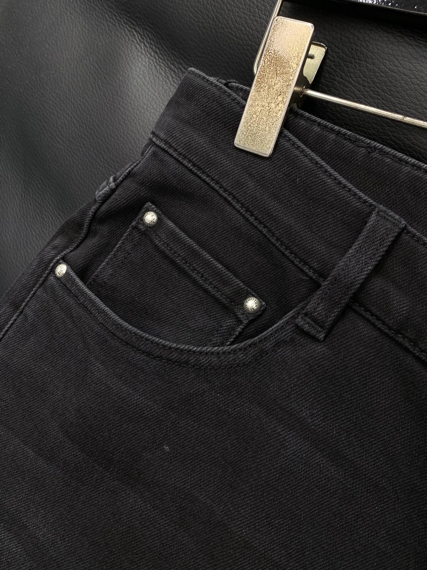 ，LouisVuitton 路易威登，2025秋季最新款，专柜同步有售，原单狠货，时尚休闲水洗牛仔裤，上