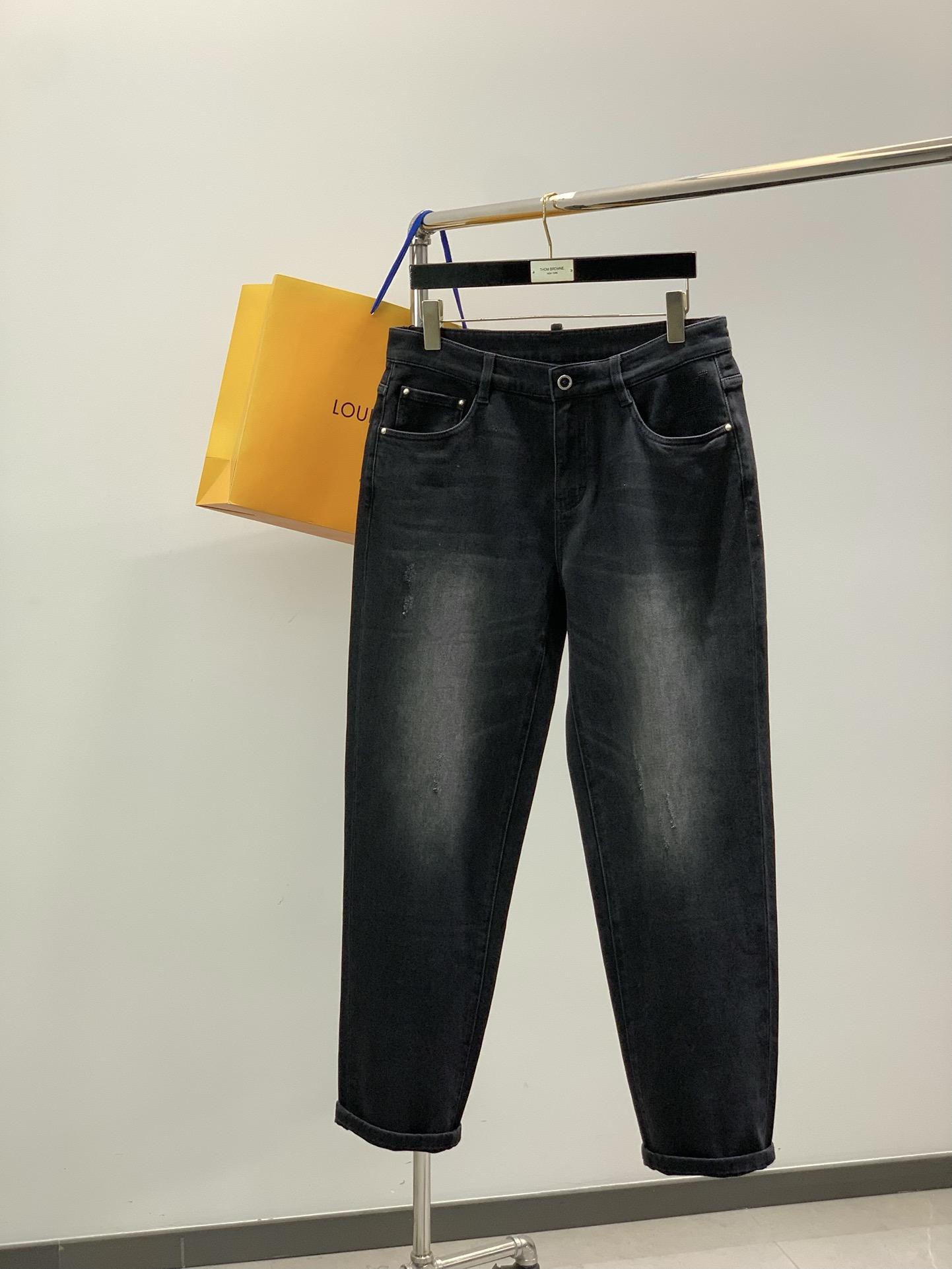 ，LouisVuitton 路易威登，2025秋季最新款，专柜同步有售，原单狠货，时尚休闲水洗牛仔裤，上