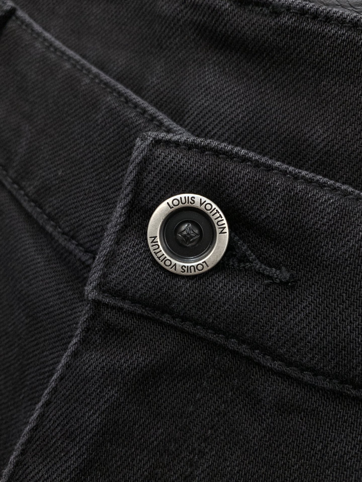 ，LouisVuitton 路易威登，2025秋季最新款，专柜同步有售，原单狠货，时尚休闲水洗牛仔裤，上