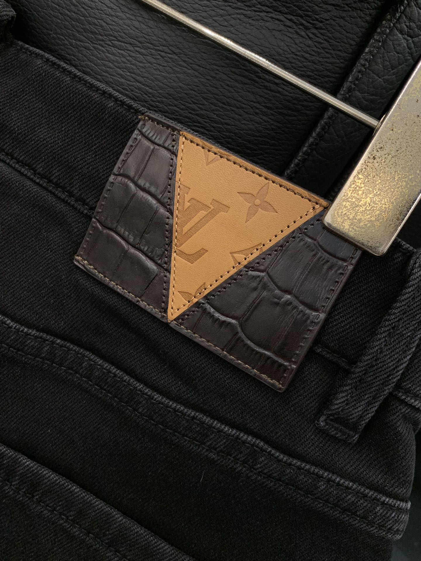 ，LouisVuitton 路易威登，2025秋季最新款，专柜同步有售，原单狠货，时尚休闲水洗牛仔裤，上