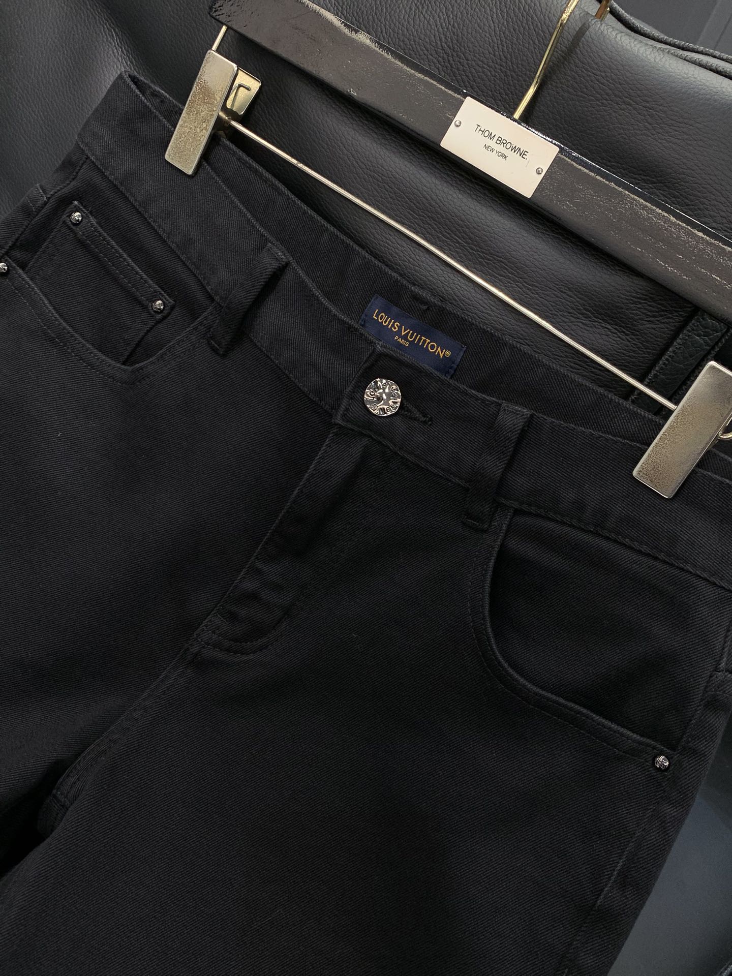 ，LouisVuitton 路易威登，2025秋季最新款，专柜同步有售，原单狠货，时尚休闲水洗牛仔裤，上