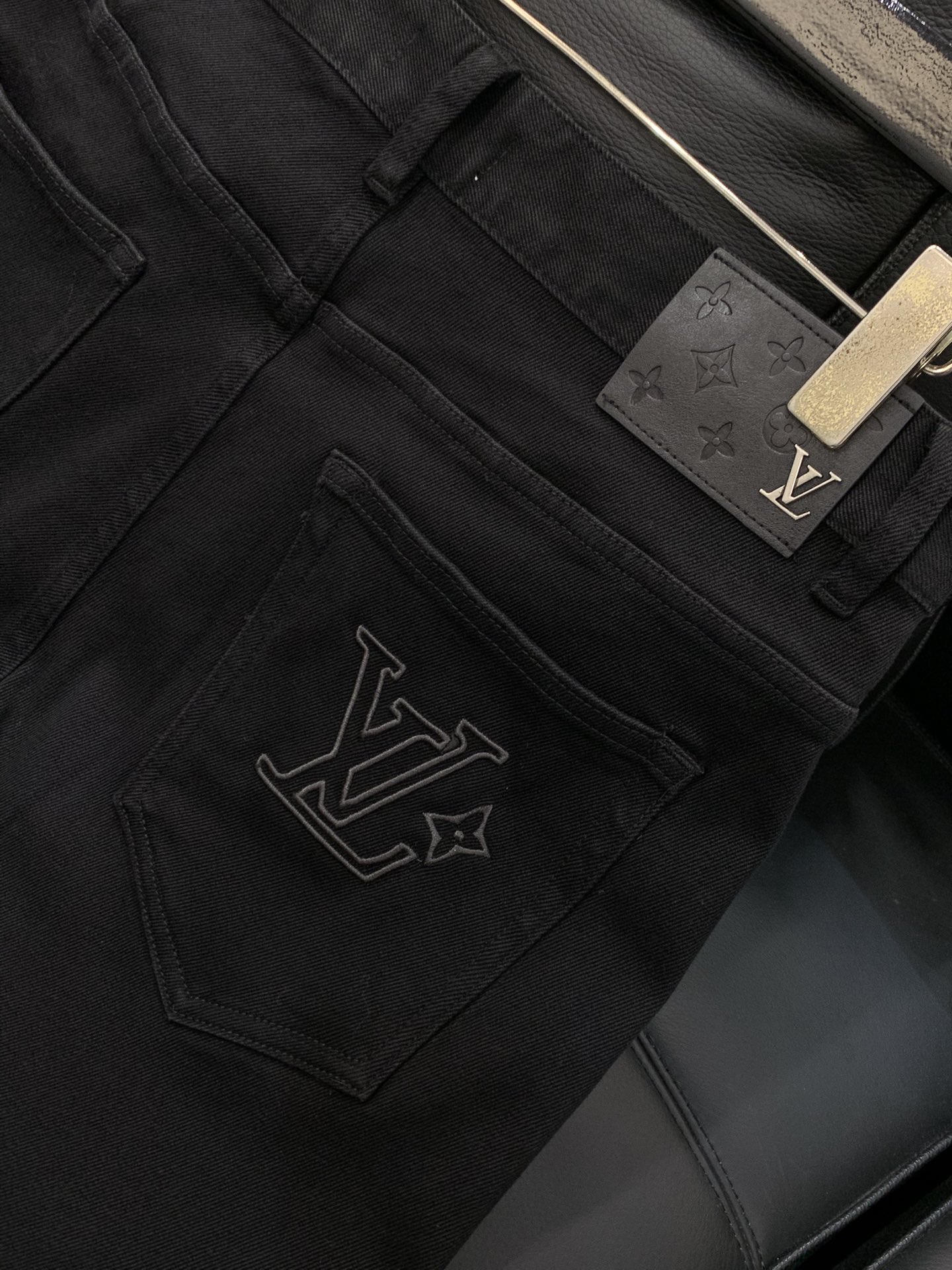 ，LouisVuitton 路易威登，2025秋季最新款，专柜同步有售，原单狠货，时尚休闲水洗牛仔裤，上