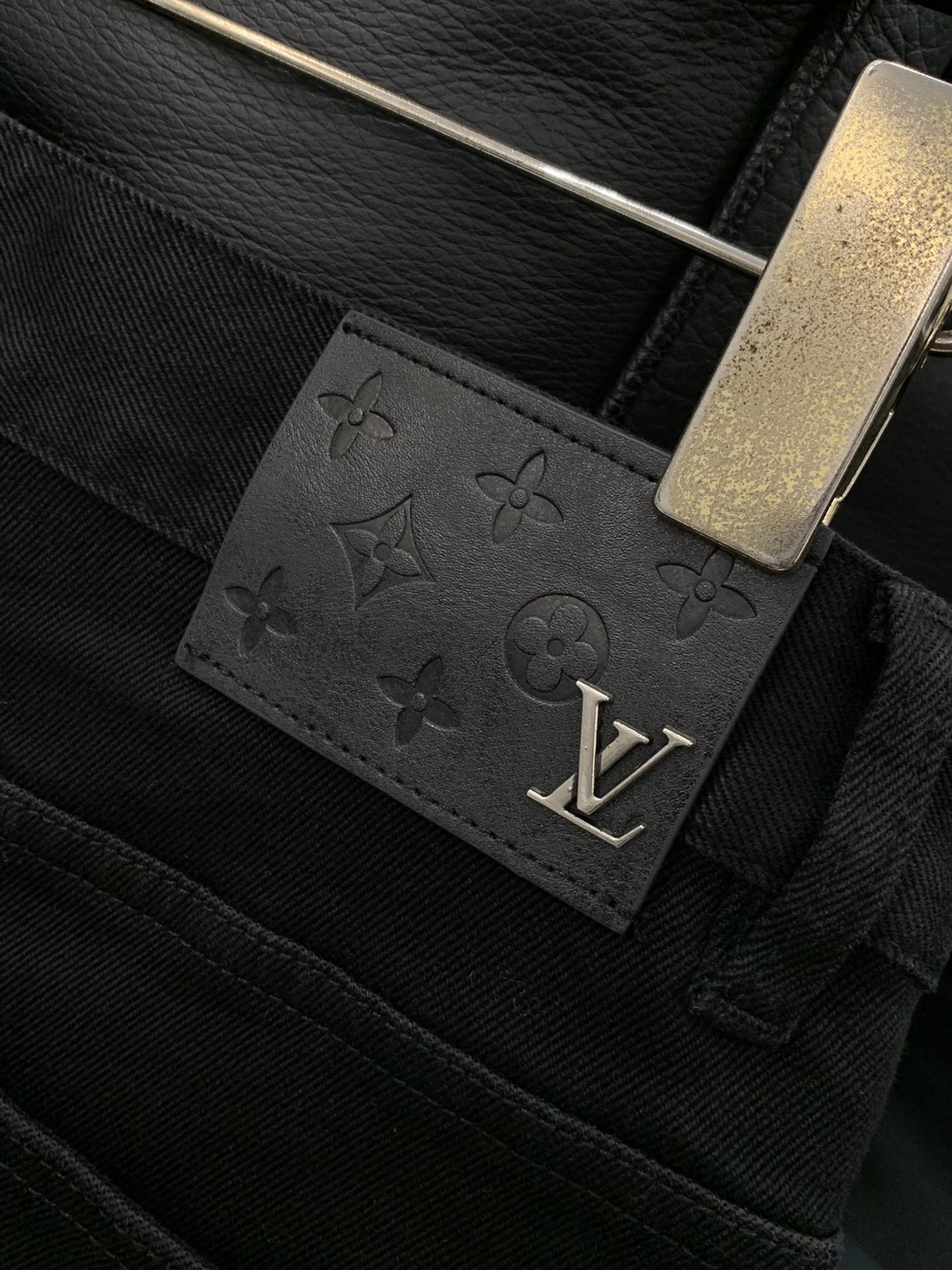 ，LouisVuitton 路易威登，2025秋季最新款，专柜同步有售，原单狠货，时尚休闲水洗牛仔裤，上